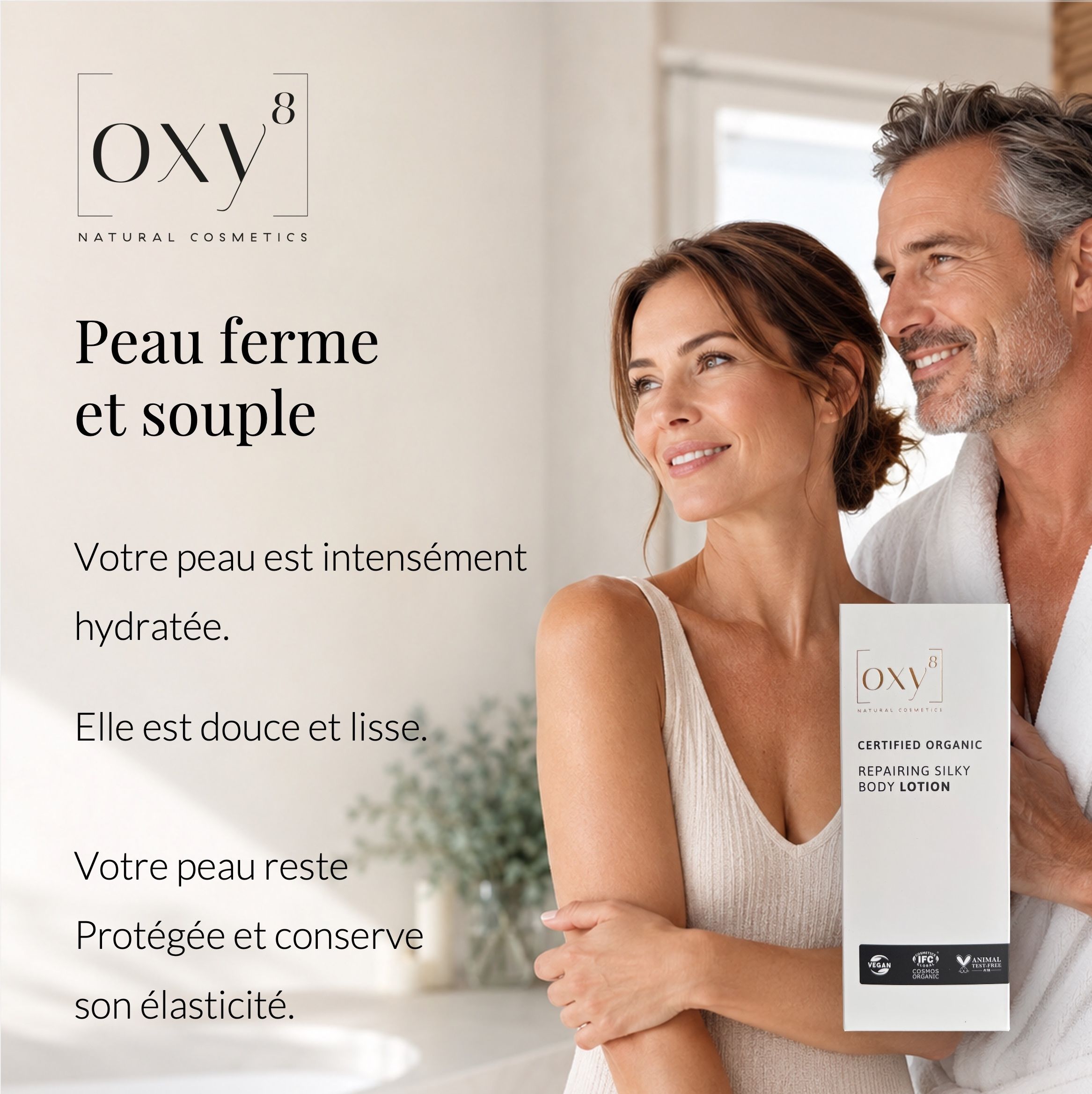 Homme et femme sourient, femme tenant la boîte du produit