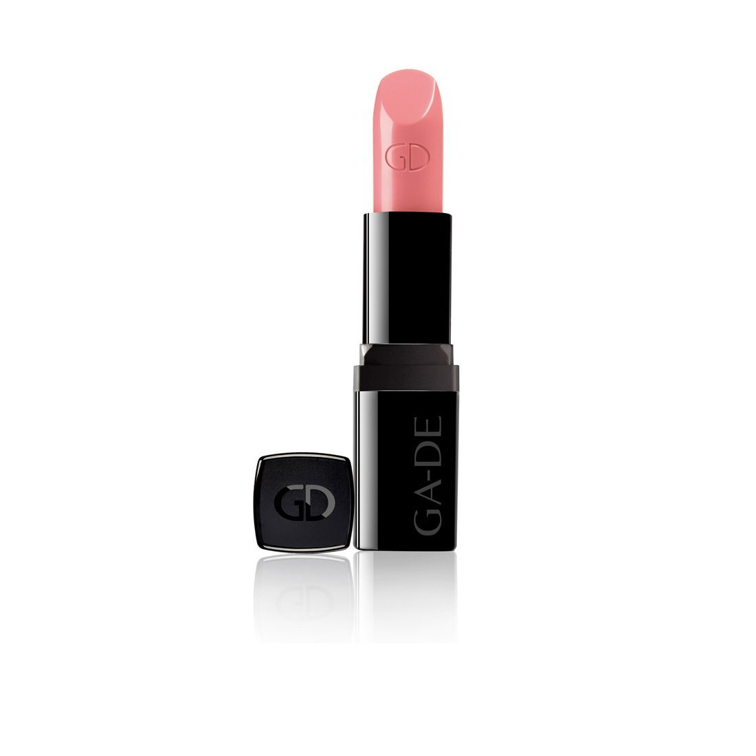 Rouge à lèvres rose clair, étui noir et capuchon. Le nom "GA-DE" est inscrit sur l'étui. Le capuchon est à côté.
