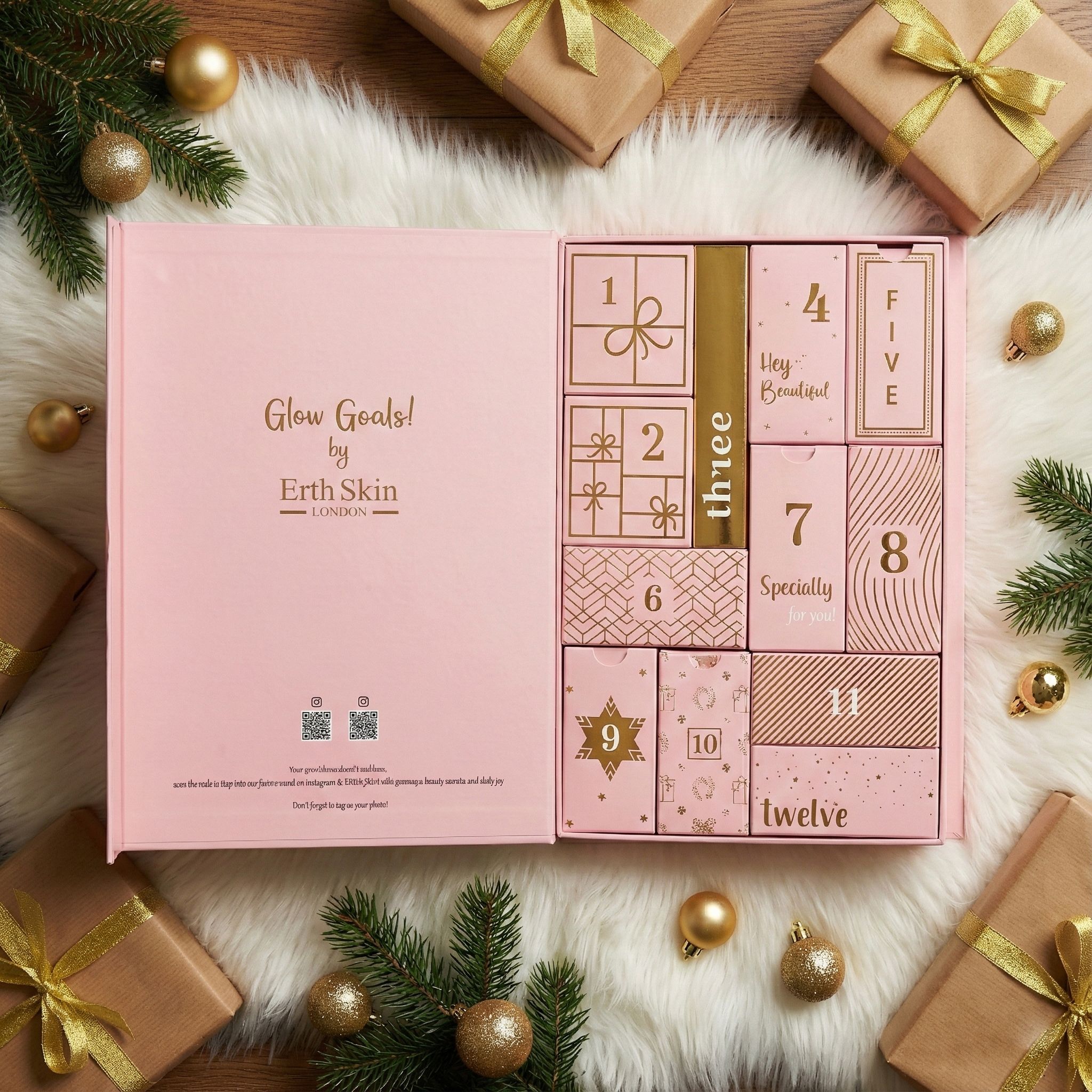 Open roze adventskalenderdoos met 12 deurtjes, omringd door cadeaupakketten en kerstdecoratie.
