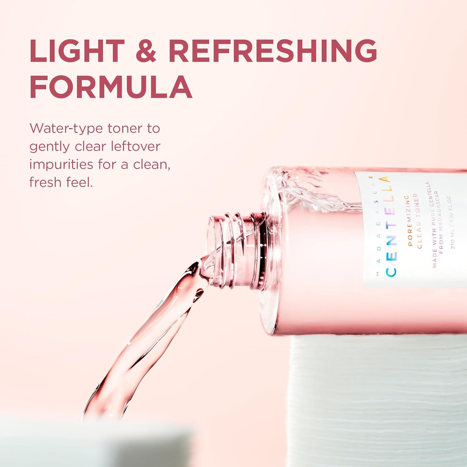 Flacon rose, bouchon blanc. Liquide versé sur des cotons. Texte: Light & Refreshing Formula.