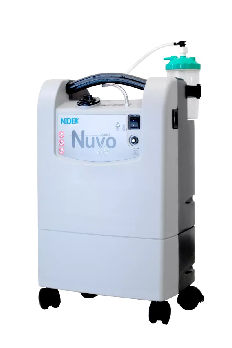 Nidek Nuvo Lite zuurstofconcentrator met wielen, bedieningselementen en bevochtigingsfles.