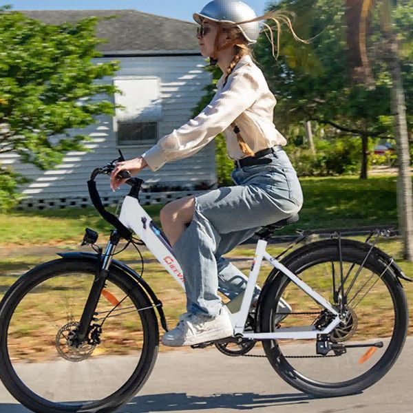 Persoon die op een witte elektrische fiets rijdt. Cheevalry-logo zichtbaar op het frame.