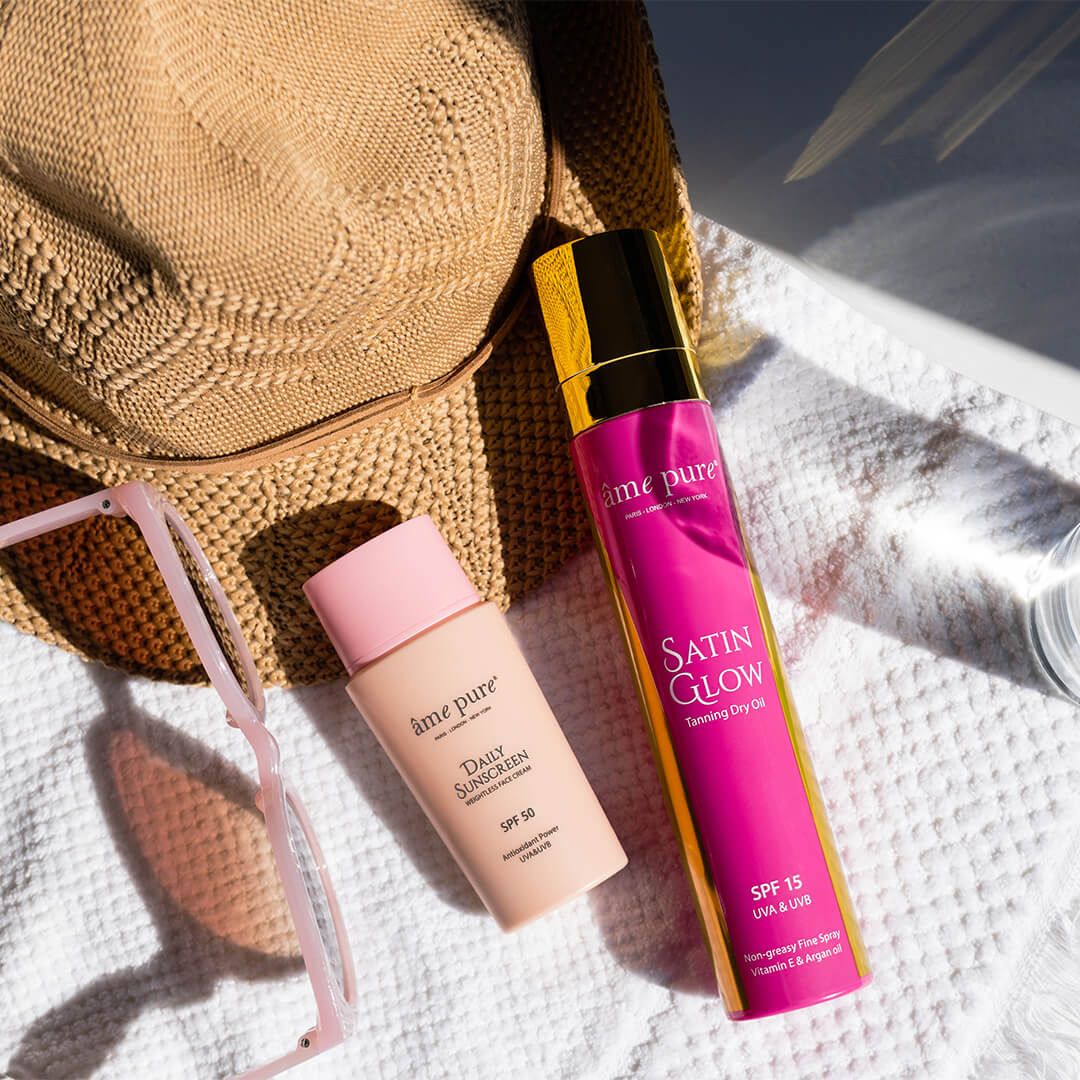 Ensemble de protection solaire avec chapeau et lunettes de soleil : Crème solaire quotidienne SPF 50 et huile bronzante Satin Glow.