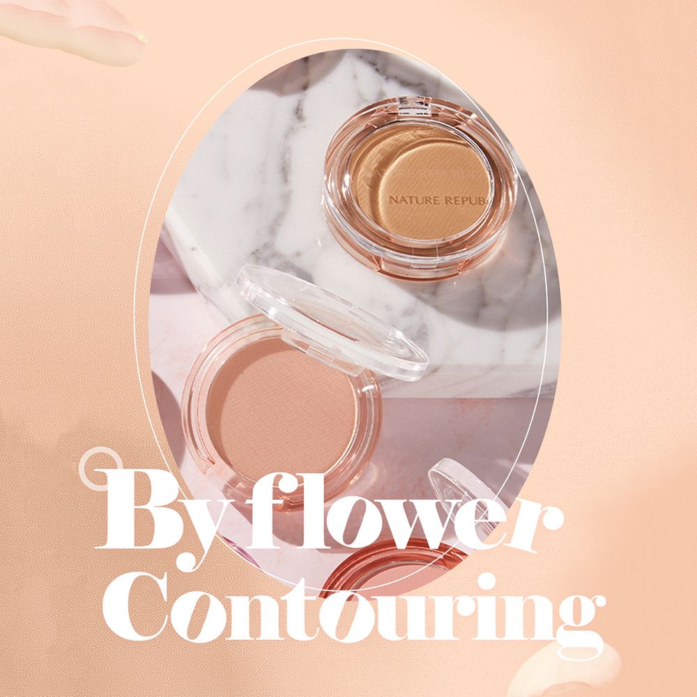 Drie ronde, transparante houders met poeder. De tekst 'By flower Contouring' is in hoofdletters geschreven.