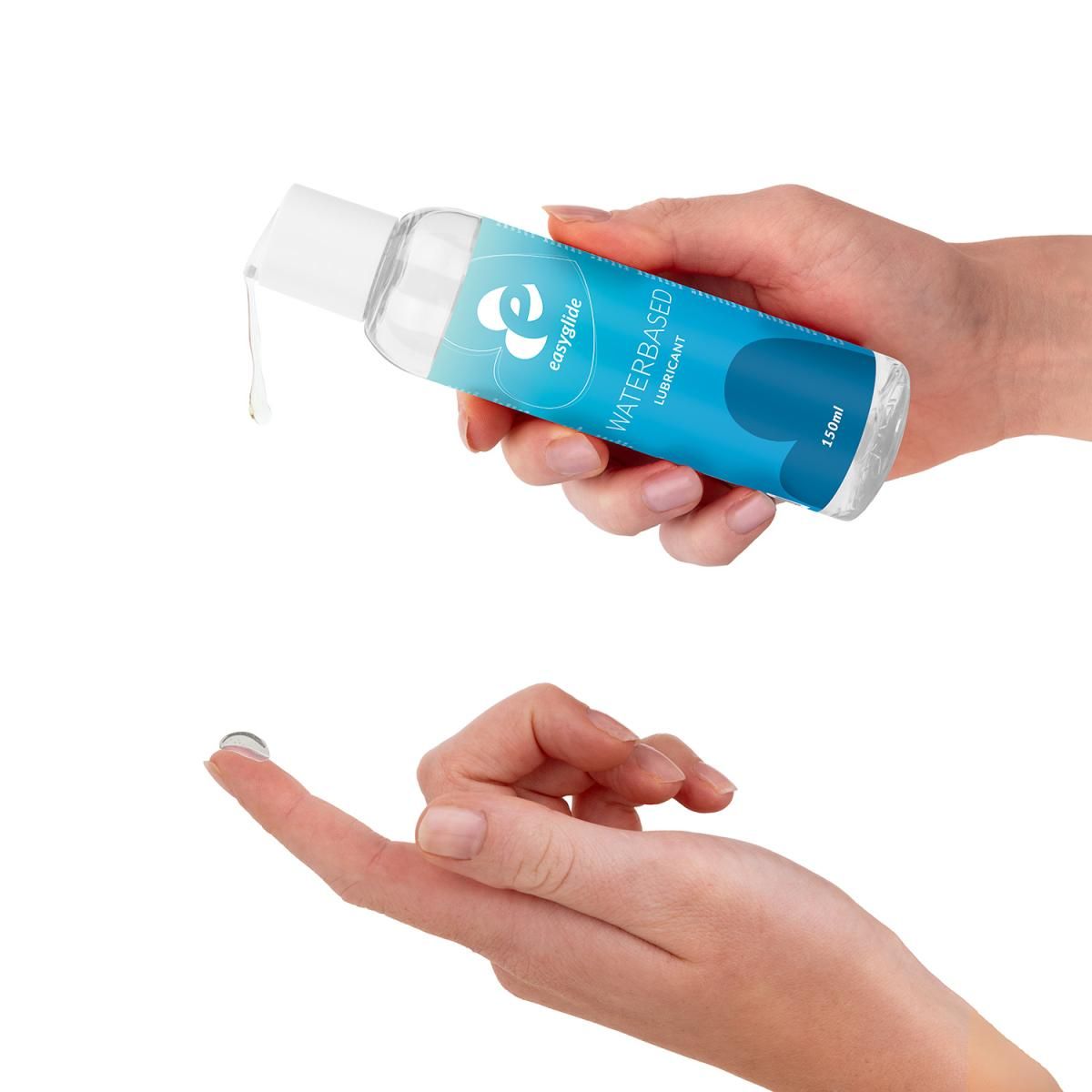 EasyGlide glijmiddel in de hand, een druppel op de vinger.