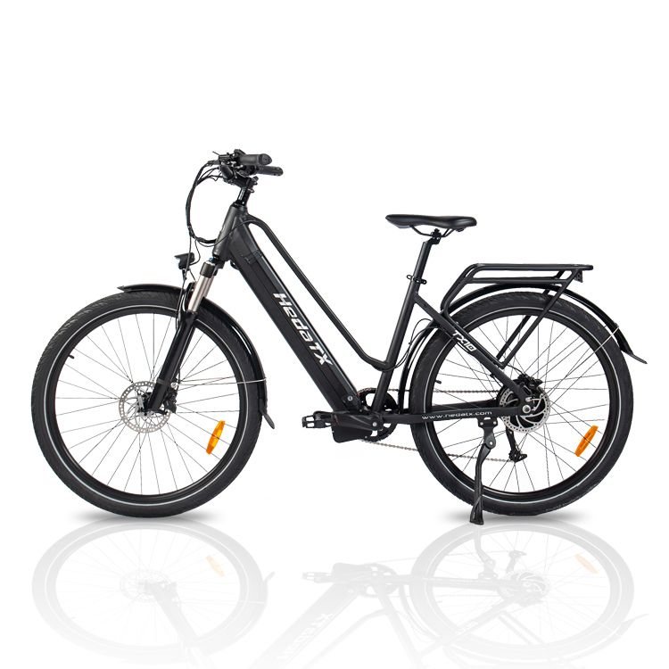 Zwarte e-bike HedaTX TX10, zijaanzicht. Bagagedrager, spatborden, standaard. Witte achtergrond.