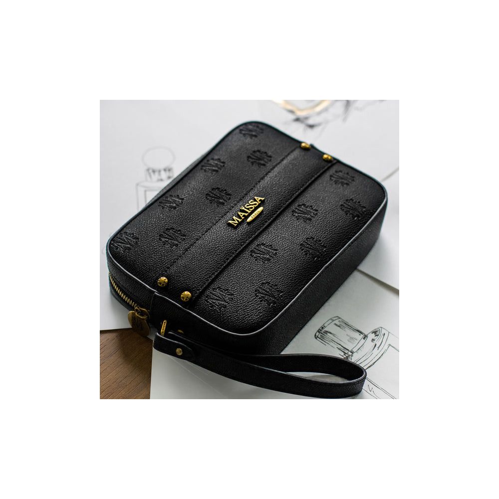 Sac noir avec inscription MAISSA et logo dorés. Rivets et fermeture éclair dorés.