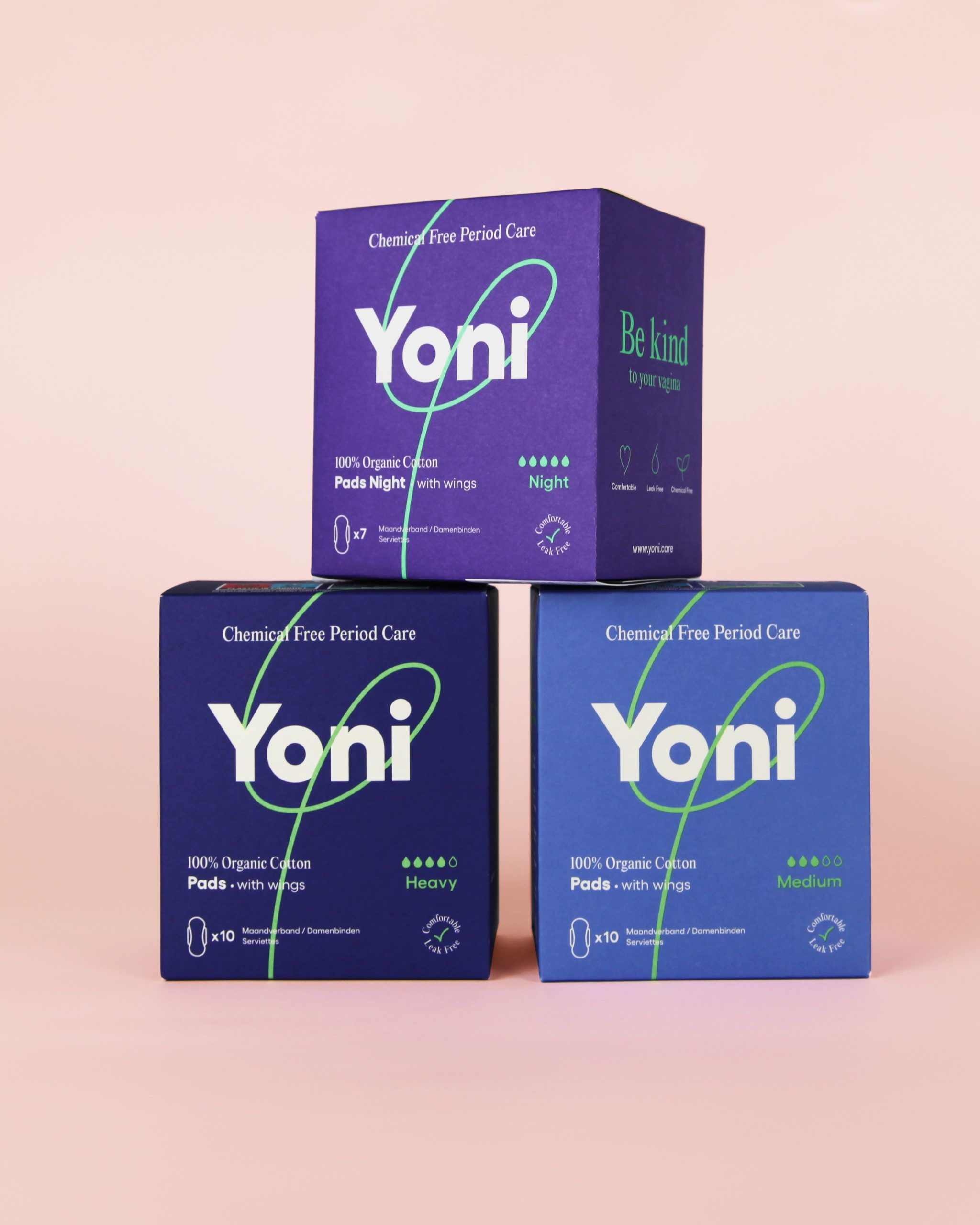 Trois boîtes carrées "Yoni". Inscriptions: "Night", "Heavy", "Medium". Texte: "Chemical Free Period Care".