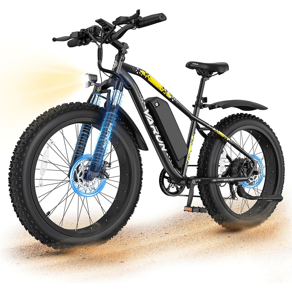 Zwarte elektrische mountainbike met gele accenten en VARUN-logo. Koplamp brandt. Brede banden en spatborden.