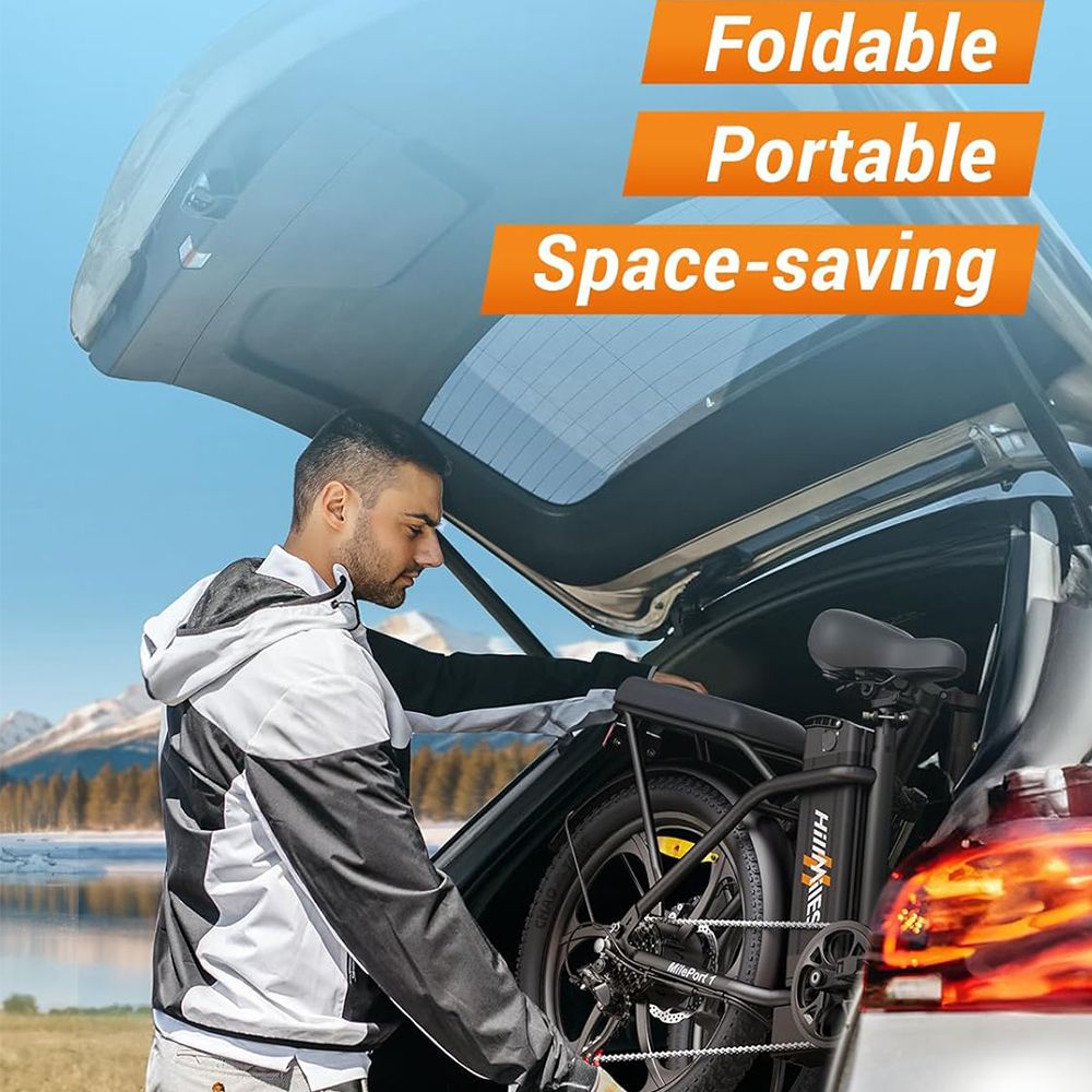 Man die een opvouwbare e-bike in een auto plaatst. Opschriften: Opvouwbaar, draagbaar, ruimtebesparend.