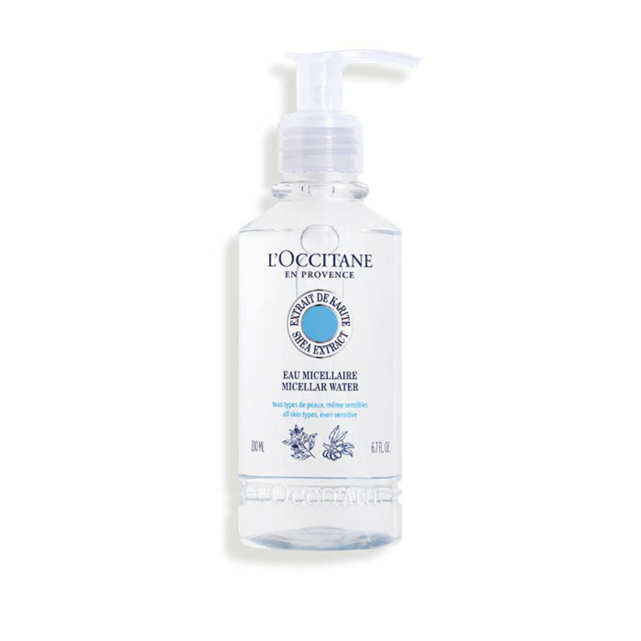 Flacon d'eau micellaire L'Occitane. Liquide clair avec étiquette bleue. Avec pompe et nom du produit.