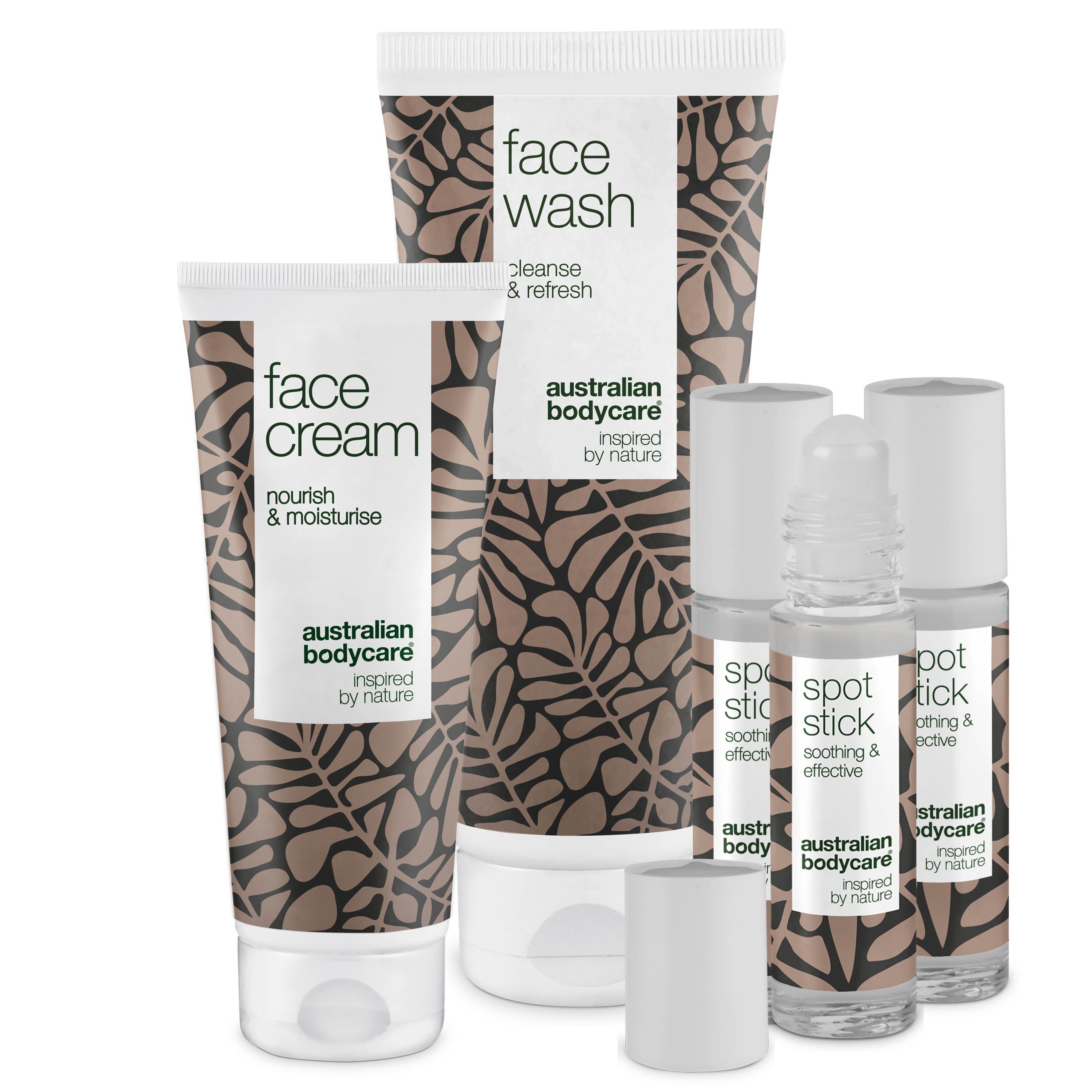 Produits de soins du visage : Face Wash, Face Cream et Spot Stick. Emballage avec motif de feuilles marron et fond blanc.