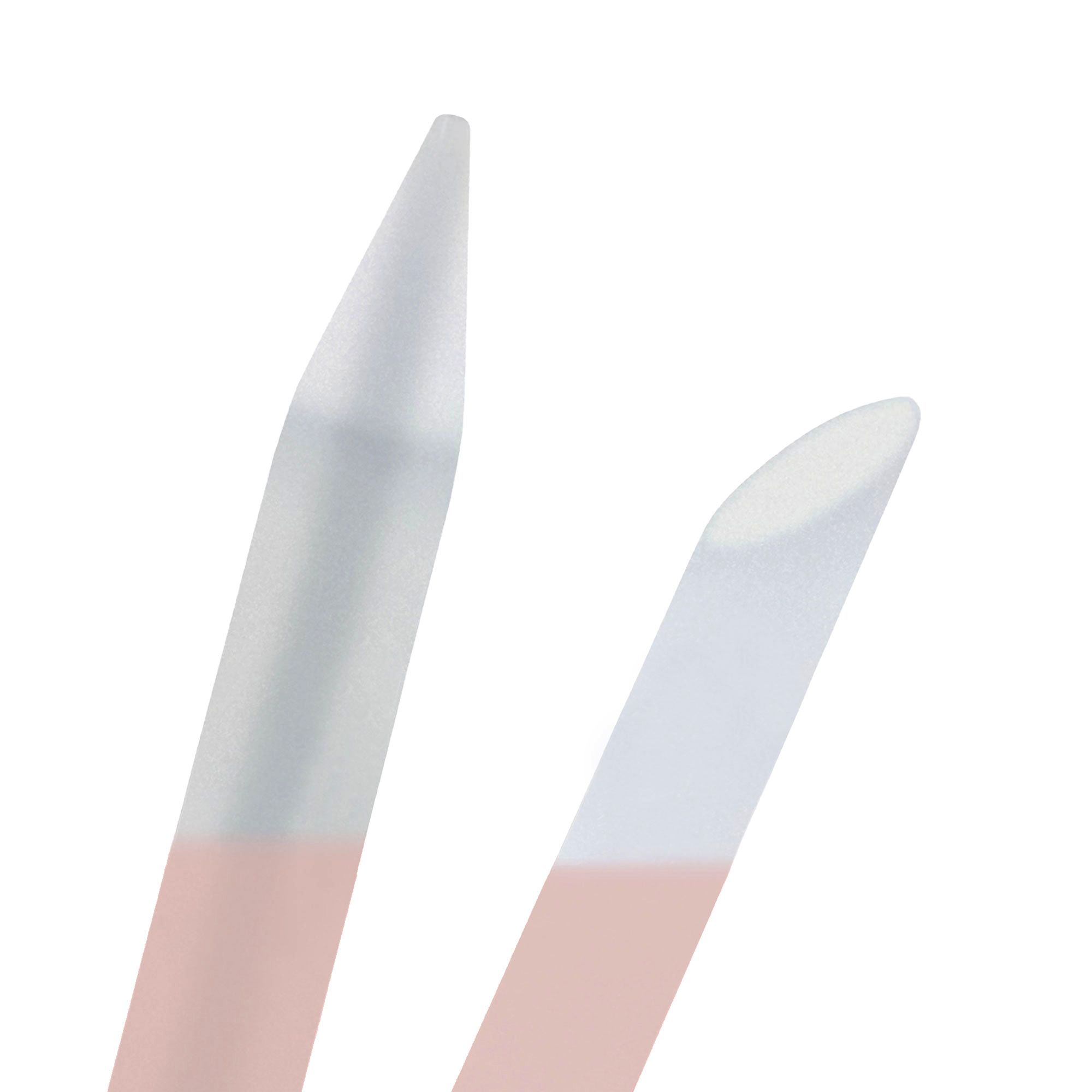Gros plan sur deux limes à ongles en verre. Zones roses et transparentes. Différentes formes de pointes.