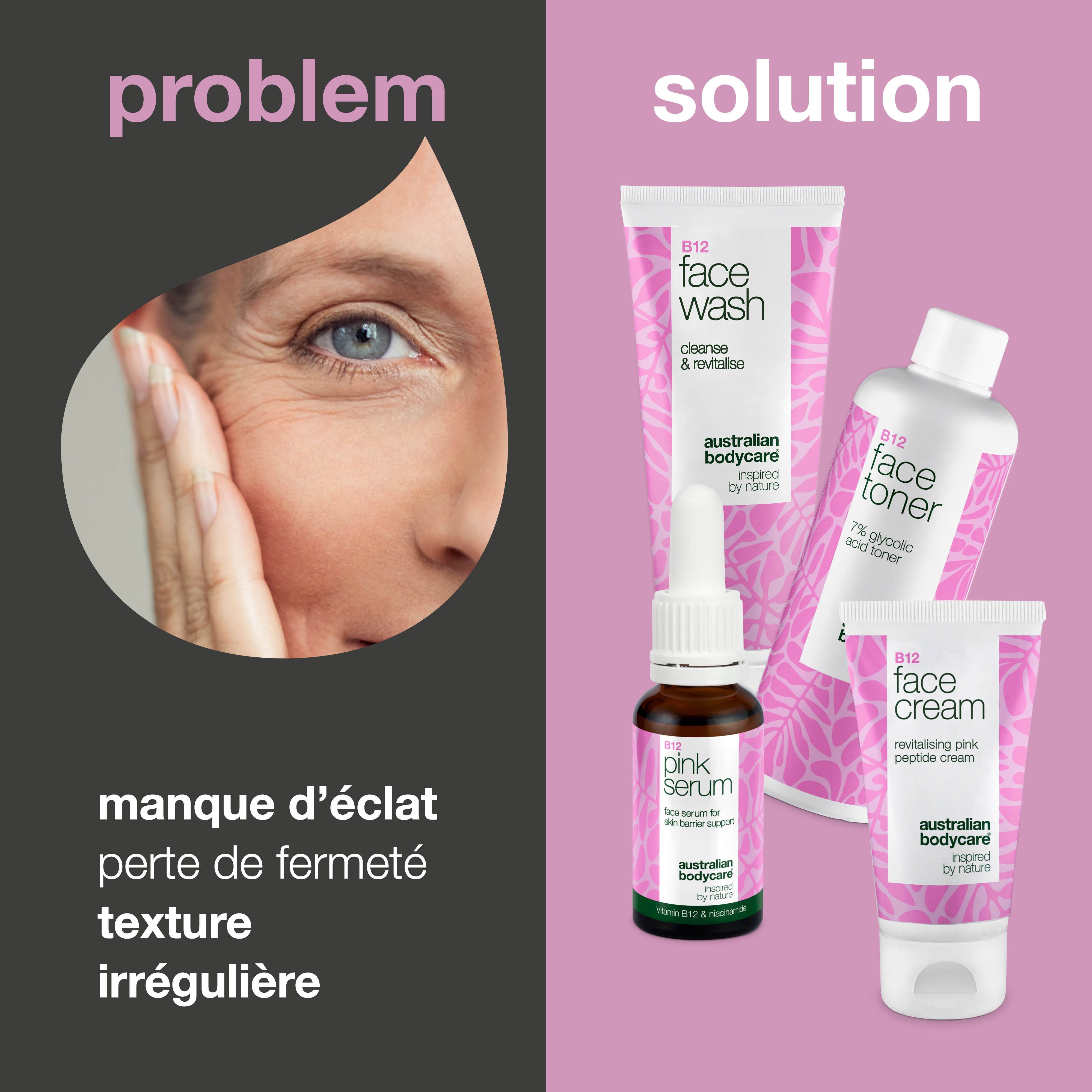 Visage ridé, à côté des produits : nettoyant, tonique, sérum et crème. Emballage rose et blanc.