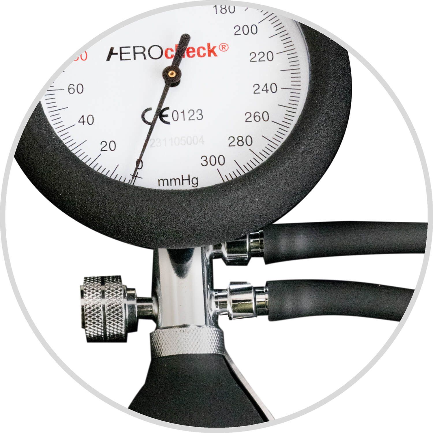 Close-up van de manometer van een bloeddrukmeter. Toont een schaal van 0-300 mmHg en het CE-keurmerk. "AEROcheck" is zichtbaar.