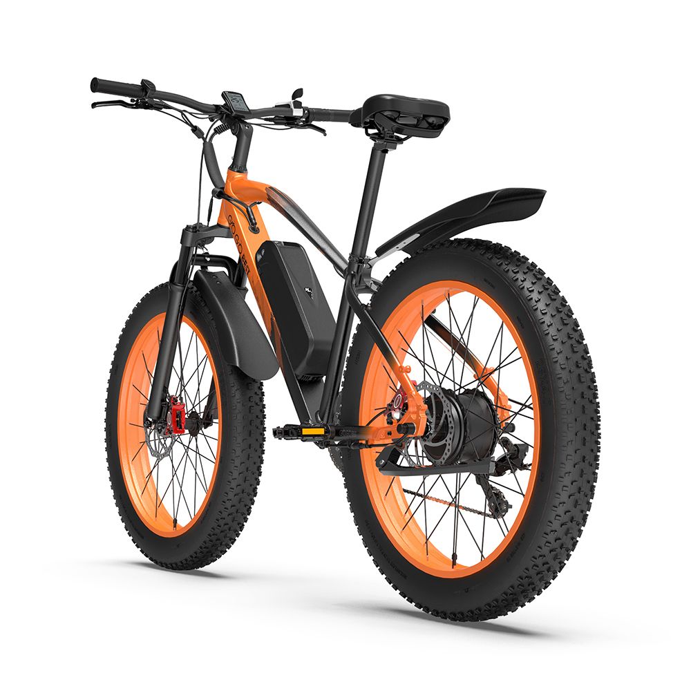 Elektrische mountainbike met oranje velgen en banden. Zwart frame, spatborden en zadel. Accu op het frame.