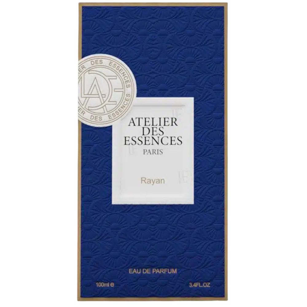 Blauwe parfumverpakking met reliëfpatroon. Wit etiket met "ATELIER DES ESSENCES PARIS" en "Rayan".