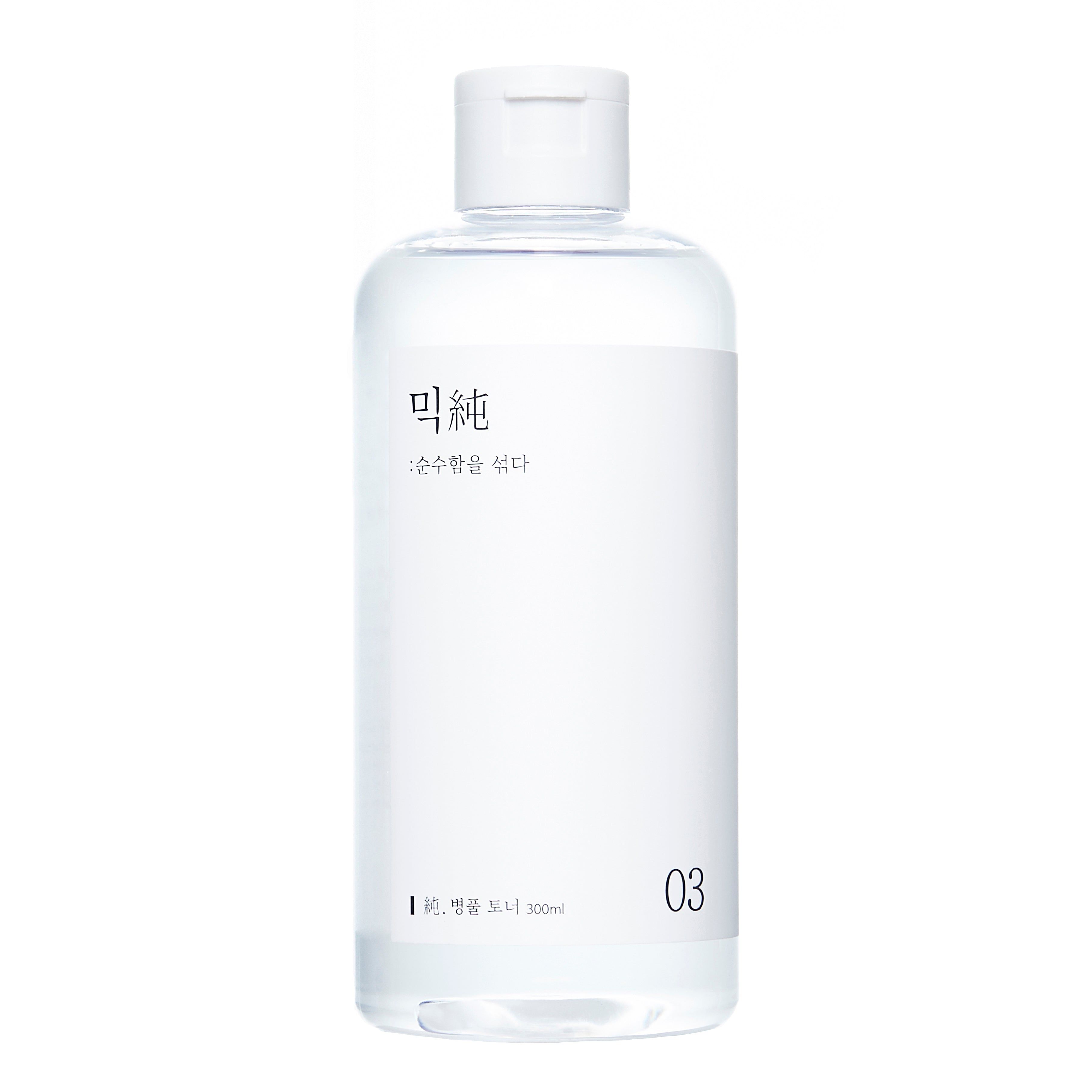Flacon transparent avec bouchon blanc et étiquette. Inscription en coréen et le chiffre 03. Inscription: 200ml.
