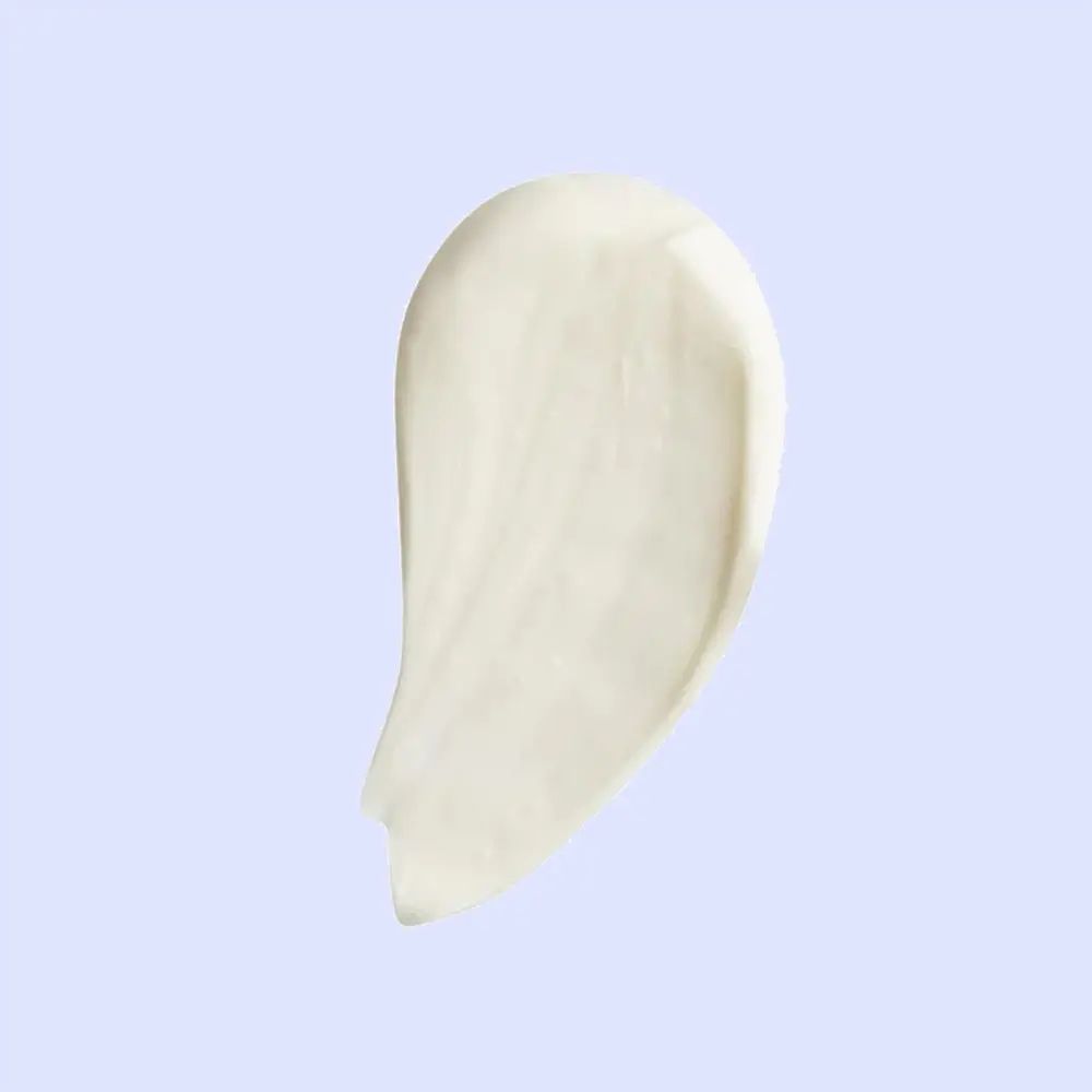 Crèmekleurige veeg op lichtblauwe achtergrond. Golvende textuur. Geen verdere details.