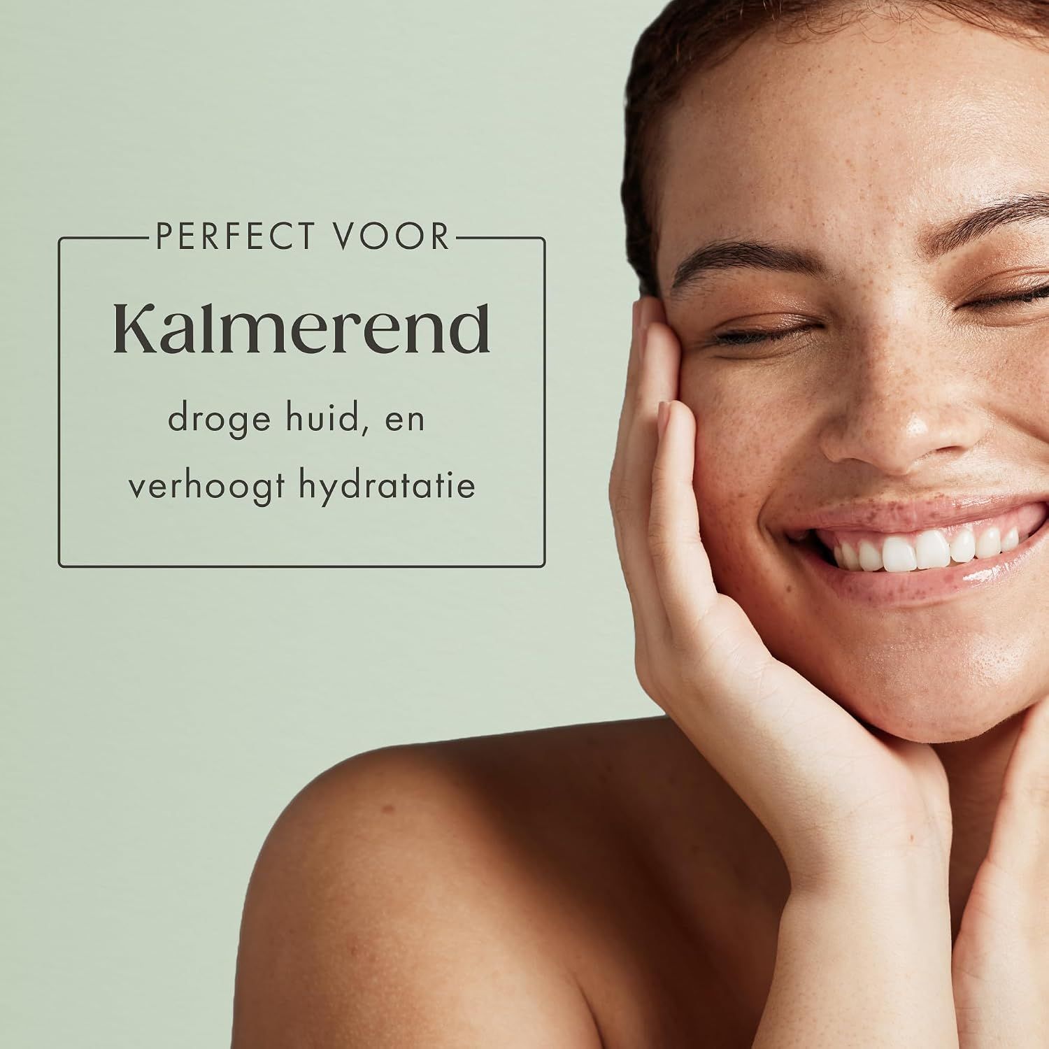 Vrouw met gesloten ogen en handen op gezicht, kalmerend serum SATIN NATUREL.