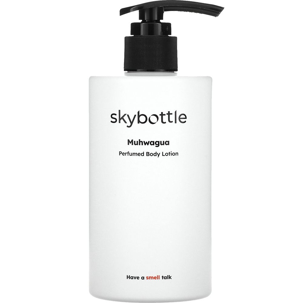 Witte fles met zwarte pomp. Opschrift: skybottle, Muhwagua Perfumed Body Lotion. Ondertitel: Have a smell talk.