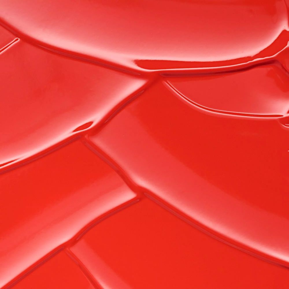 Gros plan de rouge à lèvres rouge brillant. Plusieurs champs de couleur.