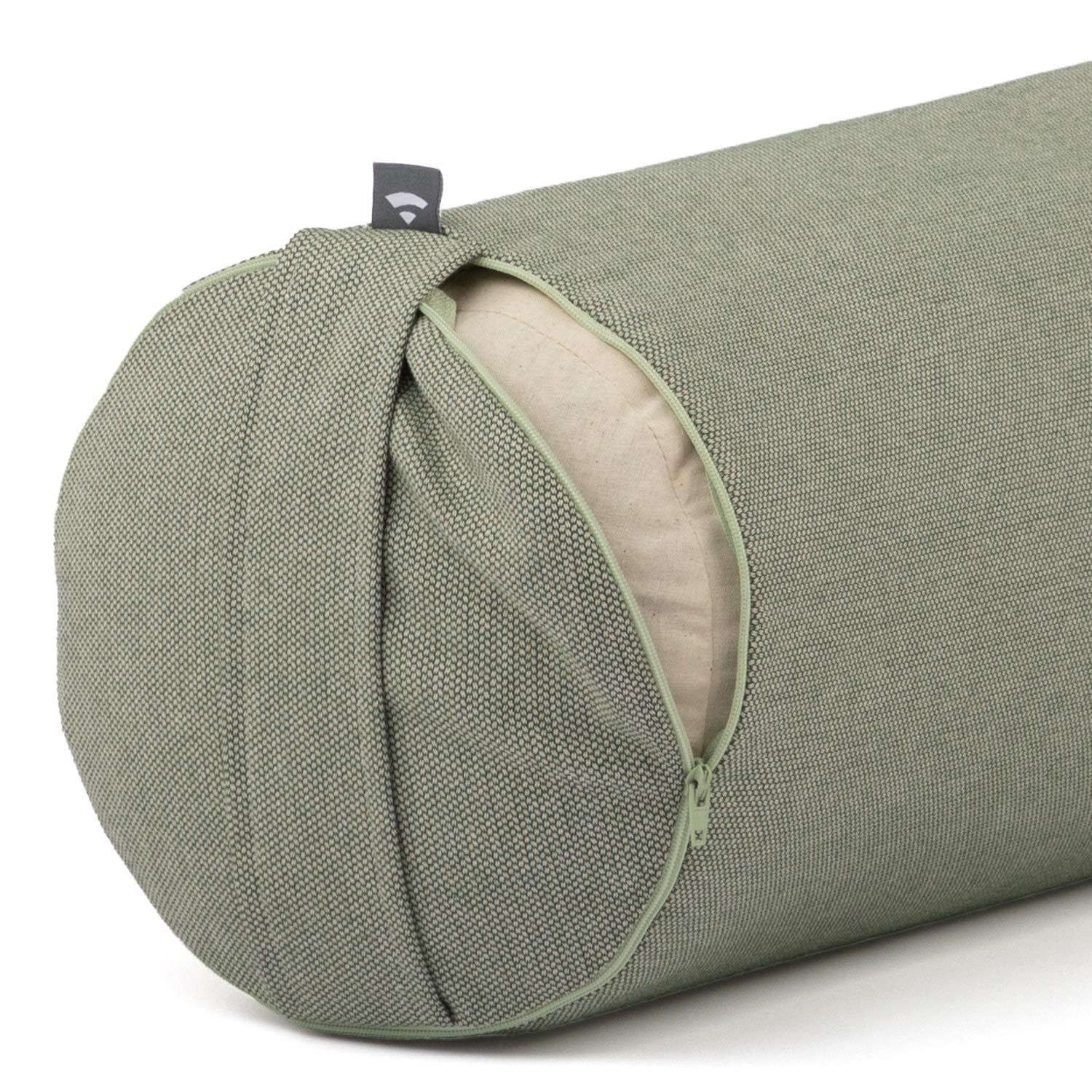 Close-up van een groene yogabolster. Ritssluiting aan één uiteinde. Binnenkussen zichtbaar.