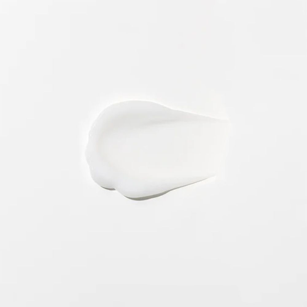 Éclaboussure de crème blanche sur fond blanc. Texture visible.