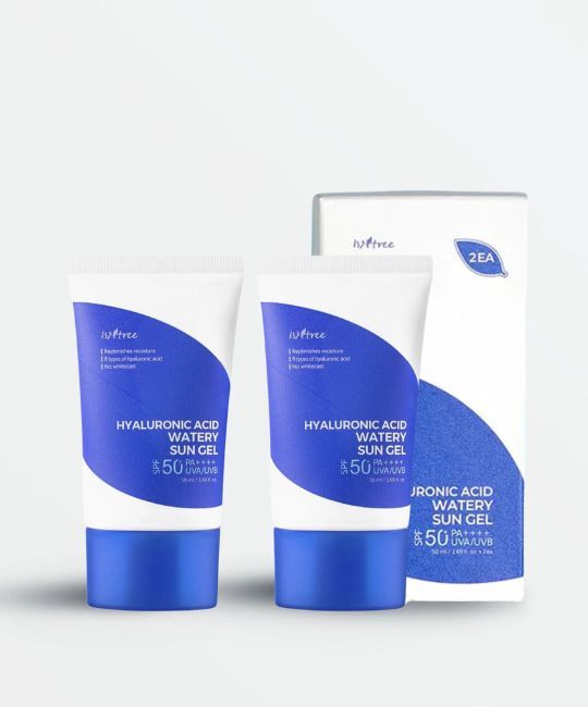 Deux tubes et un étui de crème solaire. Les tubes indiquent "Hyaluronic Acid Watery Sun Gel" et "SPF 50".