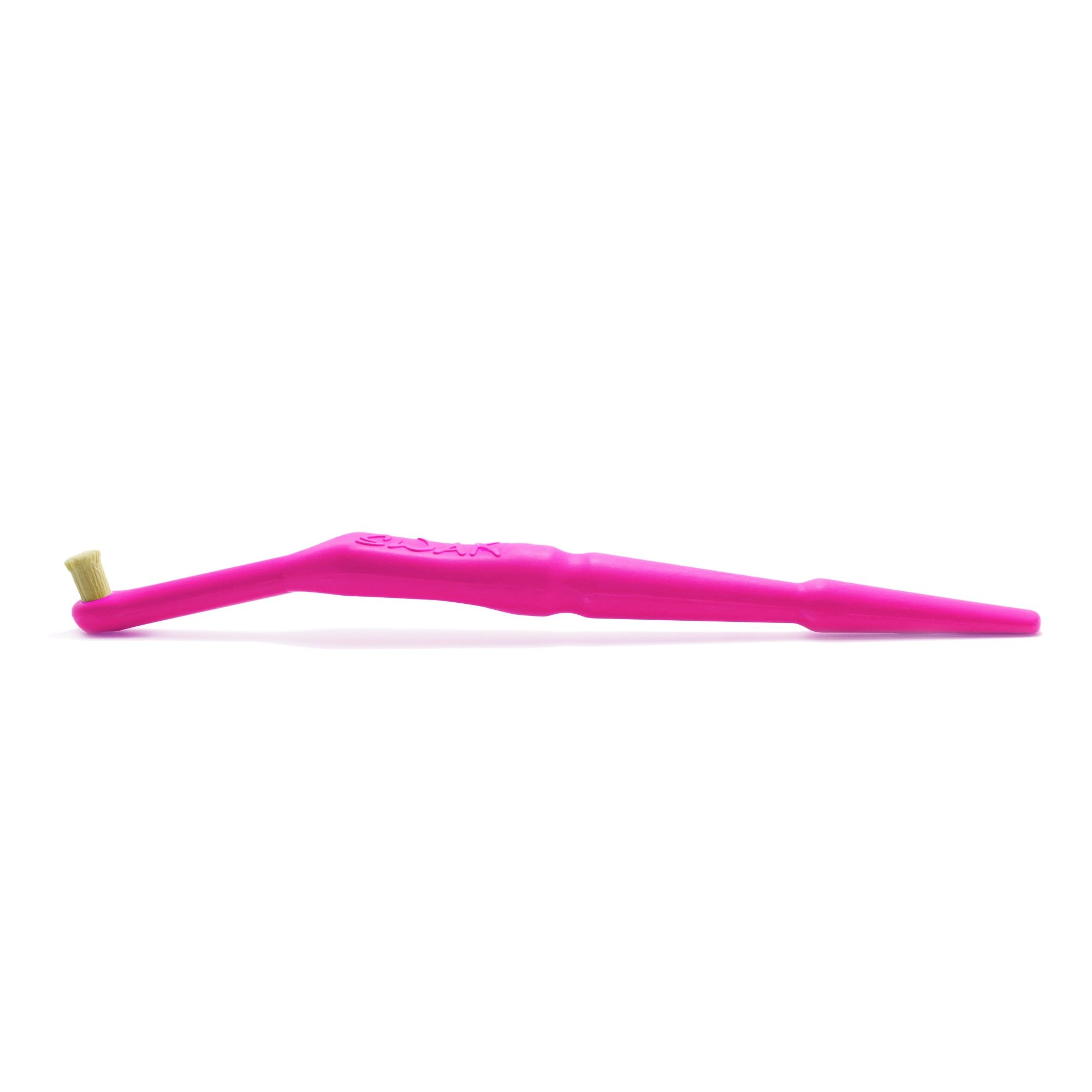 Brosse à dents rose avec tête de brosse claire. La poignée est incurvée.