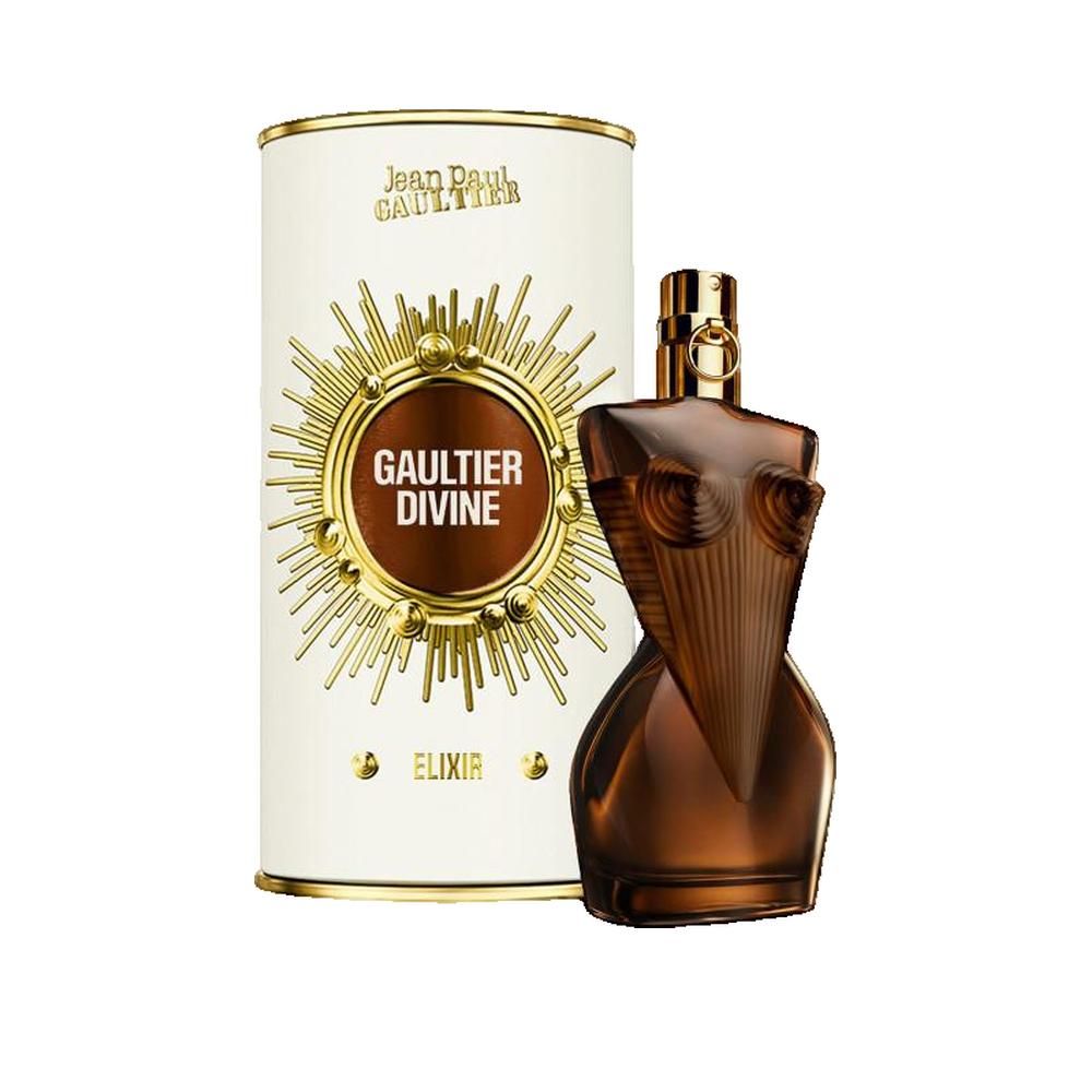 Flacon de parfum à côté de l'emballage. Flacon en forme de corps féminin, marron. Emballage blanc avec logo et texte dorés.