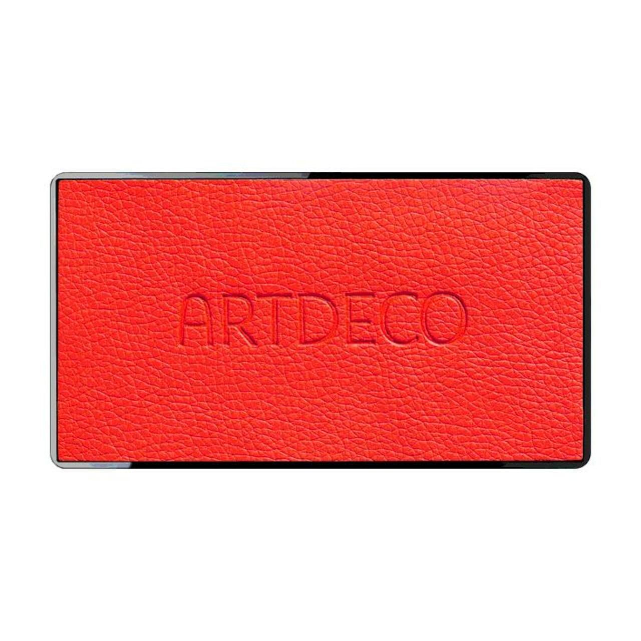 Rood, rechthoekig cosmetica palet. Reliëf tekst ARTDECO. Zwart frame.