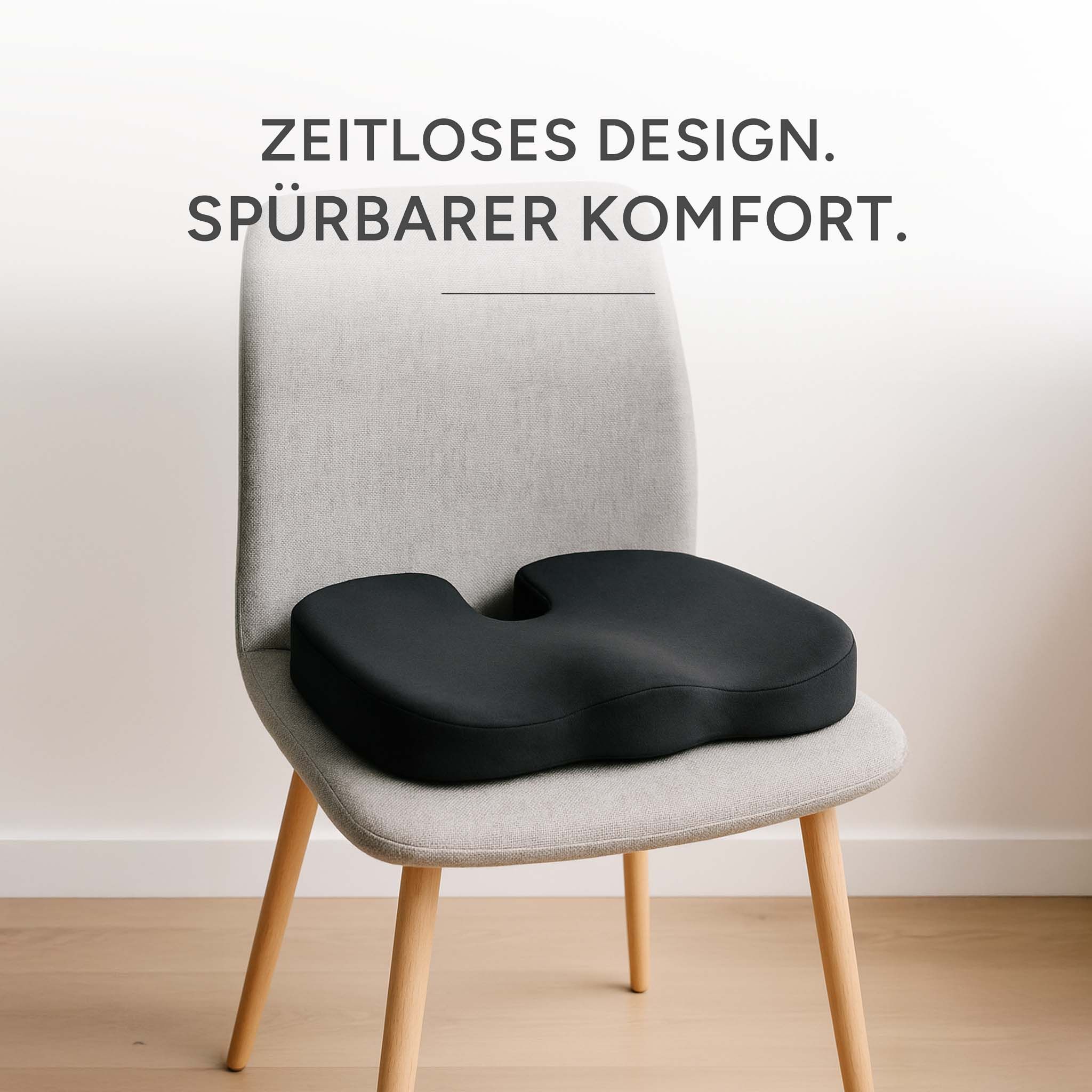 Ergonomisch zitkussen op een stoel, Tekst: Tijdloos design. Voelbaar comfort.