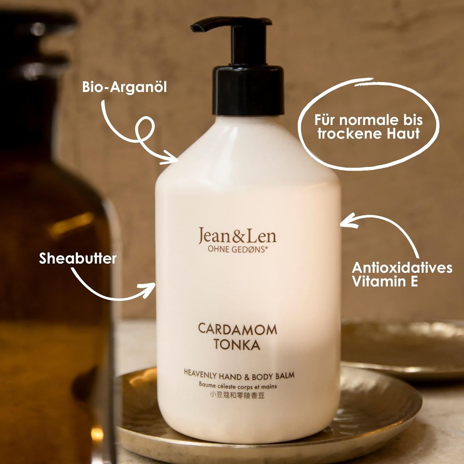 Witte fles met zwarte pomp. Tekst: Cardamom Tonka, Heavenly Hand & Body Balm. Opschrift: Voor normale tot droge huid.