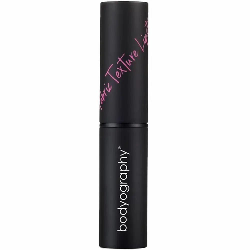 Zwarte lippenstift met roze tekst 'Fabric Texture Lipstick'. De merknaam is zichtbaar.