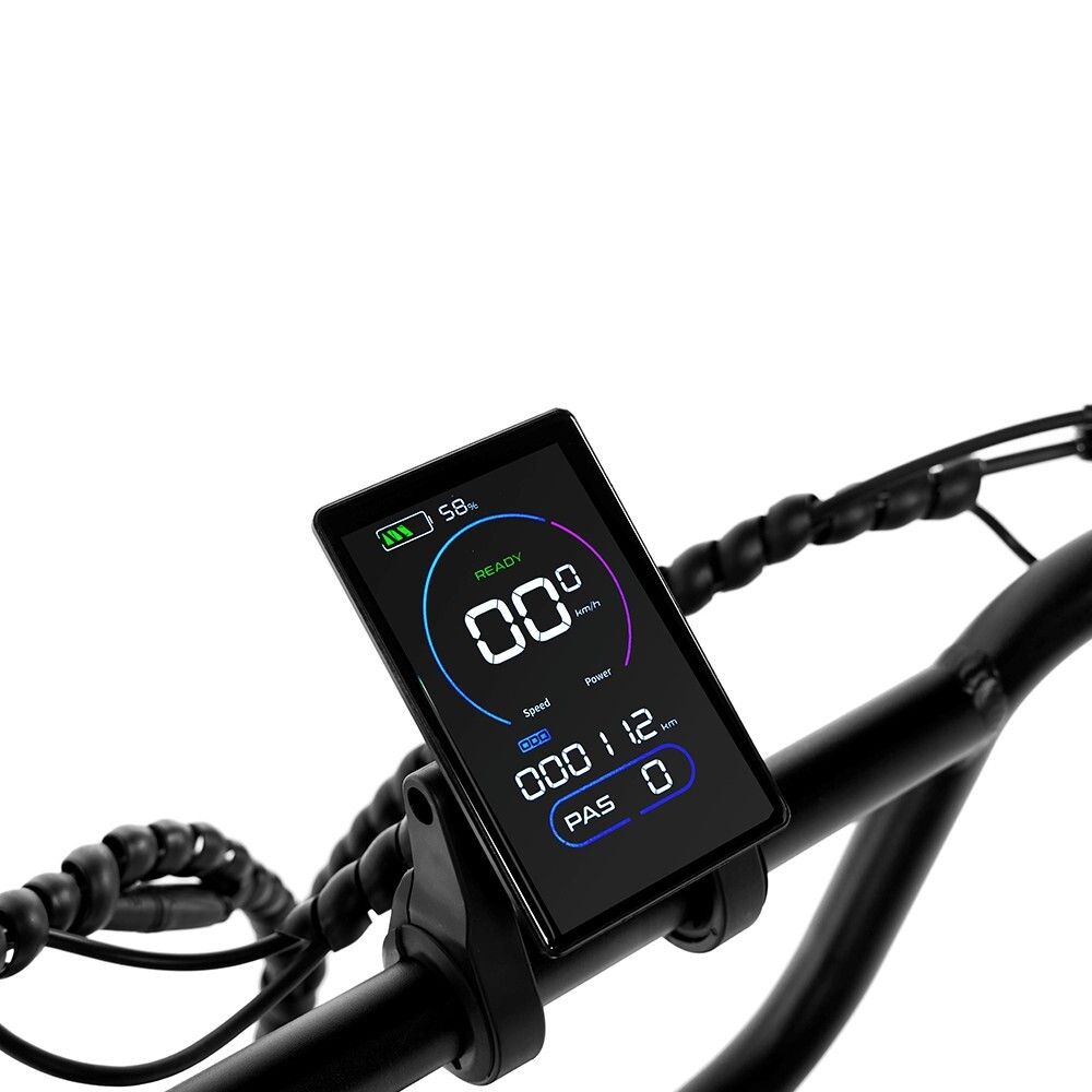 Digitaal display elektrische fiets. Toont snelheid, batterijniveau en andere info. Zwart frame.