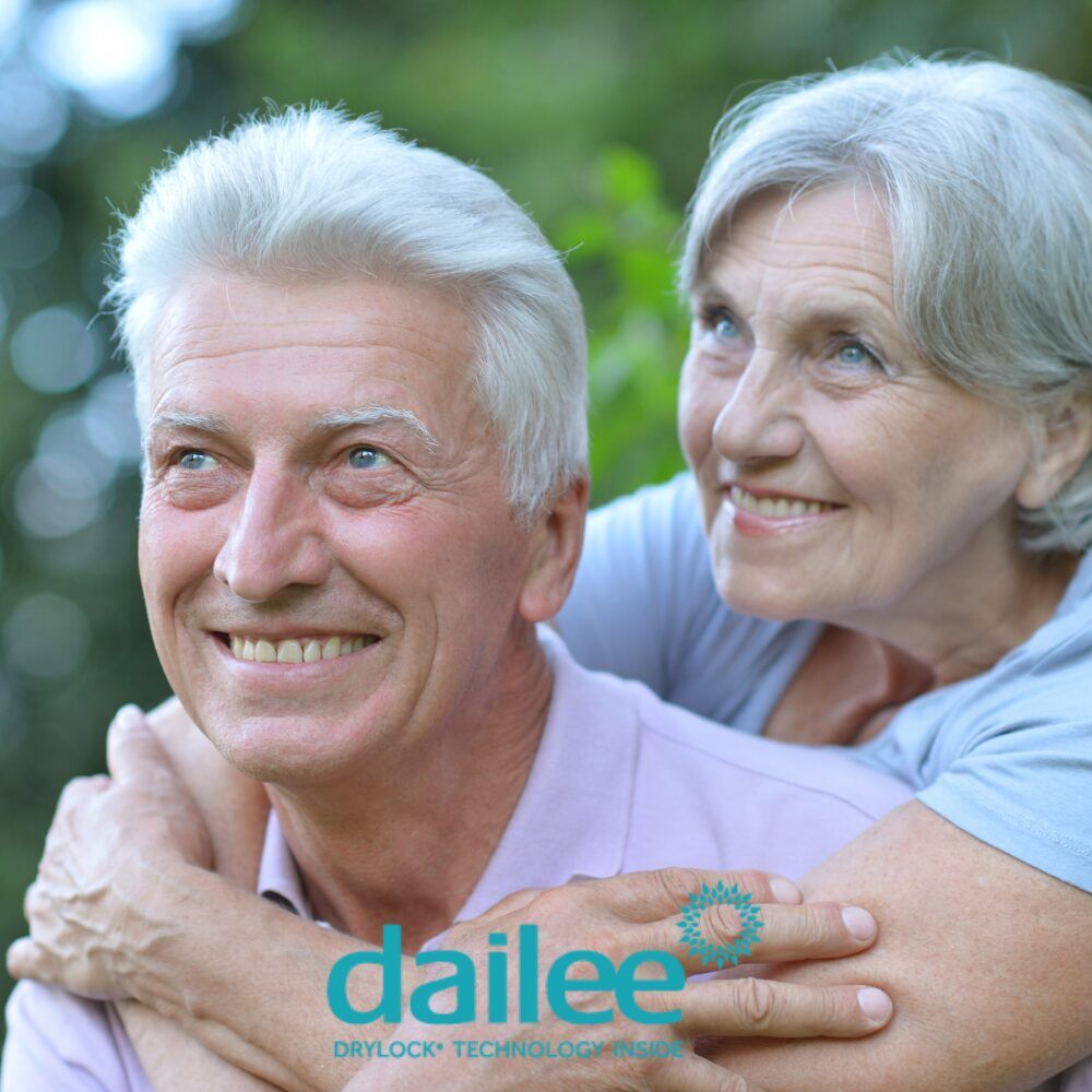 Couple âgé souriant, logo Dailee au premier plan.