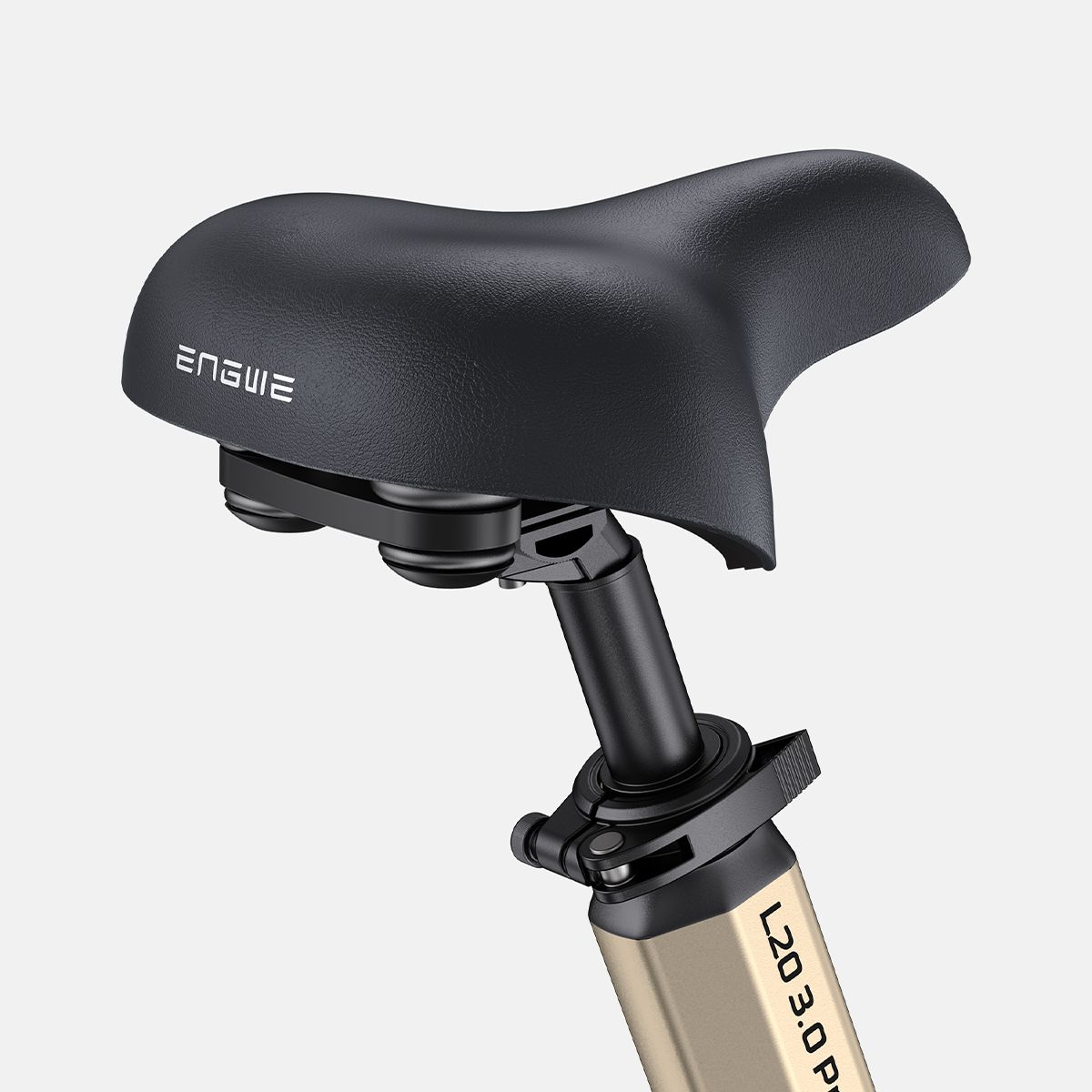 Zwart zadel met ENGWE-logo. Op beige frame.