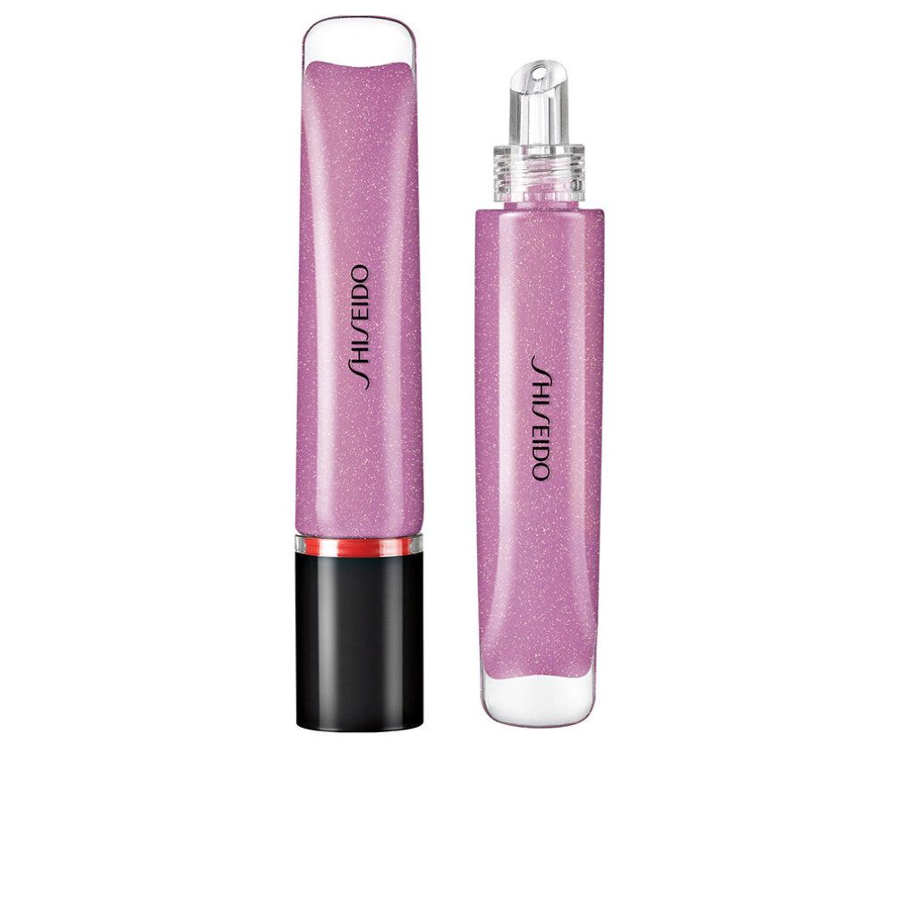 Twee lila lipgloss tubes. Eén met zwarte dop en rode ring, de andere met transparante applicator. Beide met Shiseido logo.