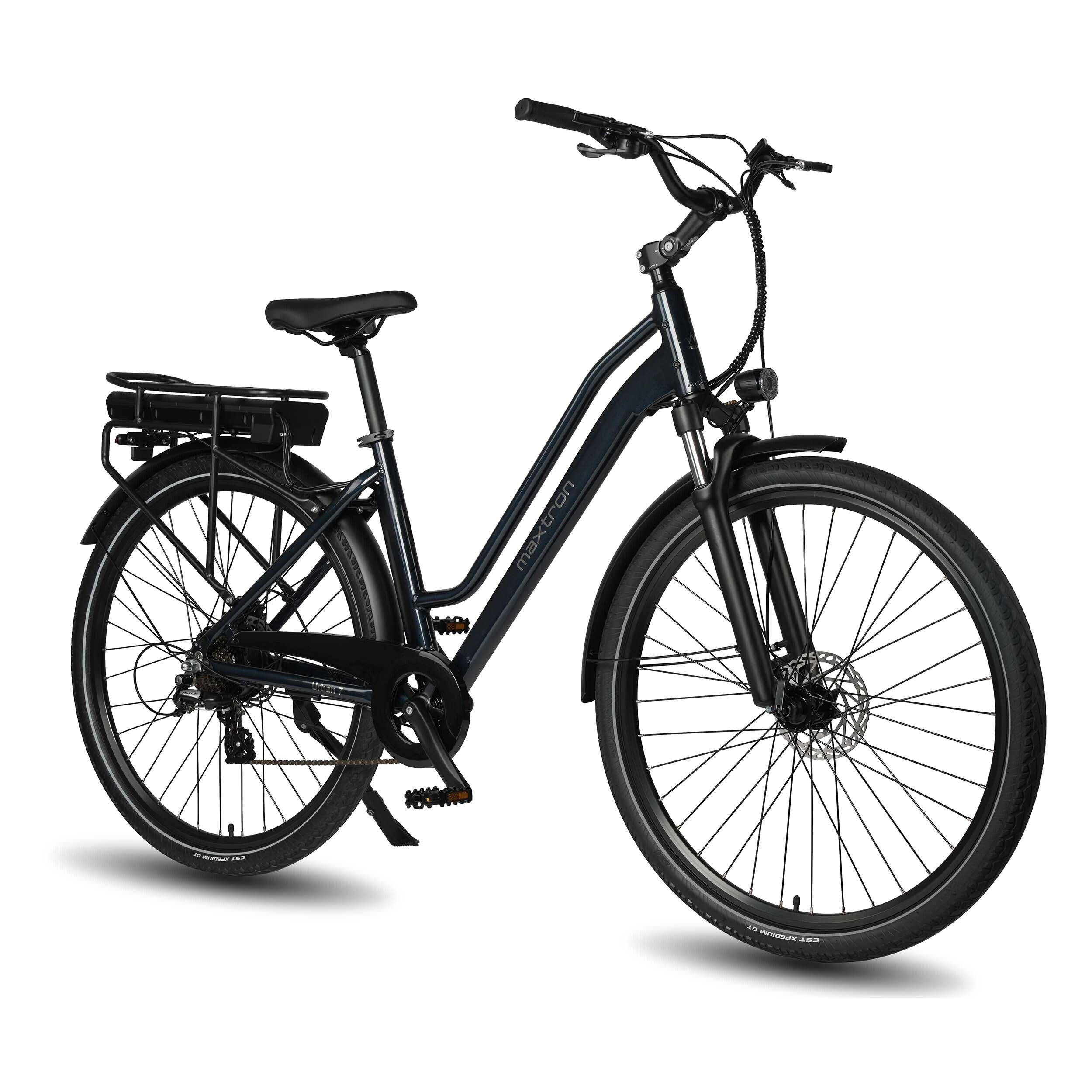 Zwarte e-bike met accu, bagagedrager, spatborden en 7 versnellingen. Maxtron-logo.