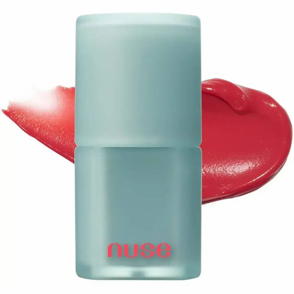 Turquoise lippenstiftcontainer met rode lippenstift ernaast. "nuse" in roze op de container.
