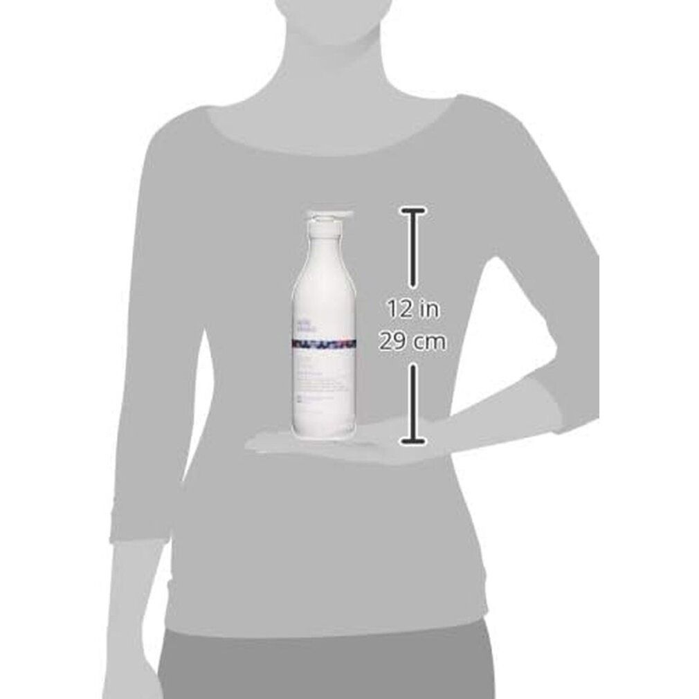 Personne tenant un flacon de shampooing. Flacon: milk_shake, Silver Shine light shampoo. Dimensions: 29 cm de haut, 12 in de large.