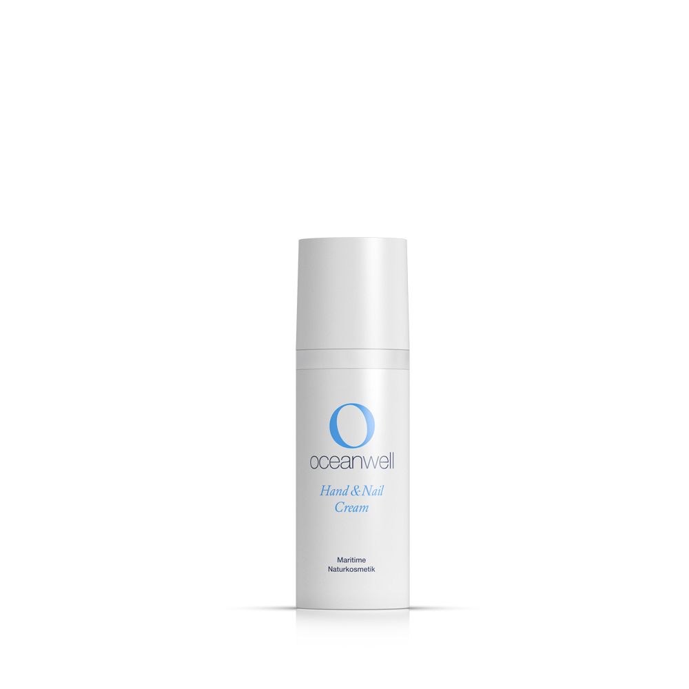 Witte fles met blauw logo en tekst "oceanwell Hand & Nail Cream". Marine natuurcosmetica.