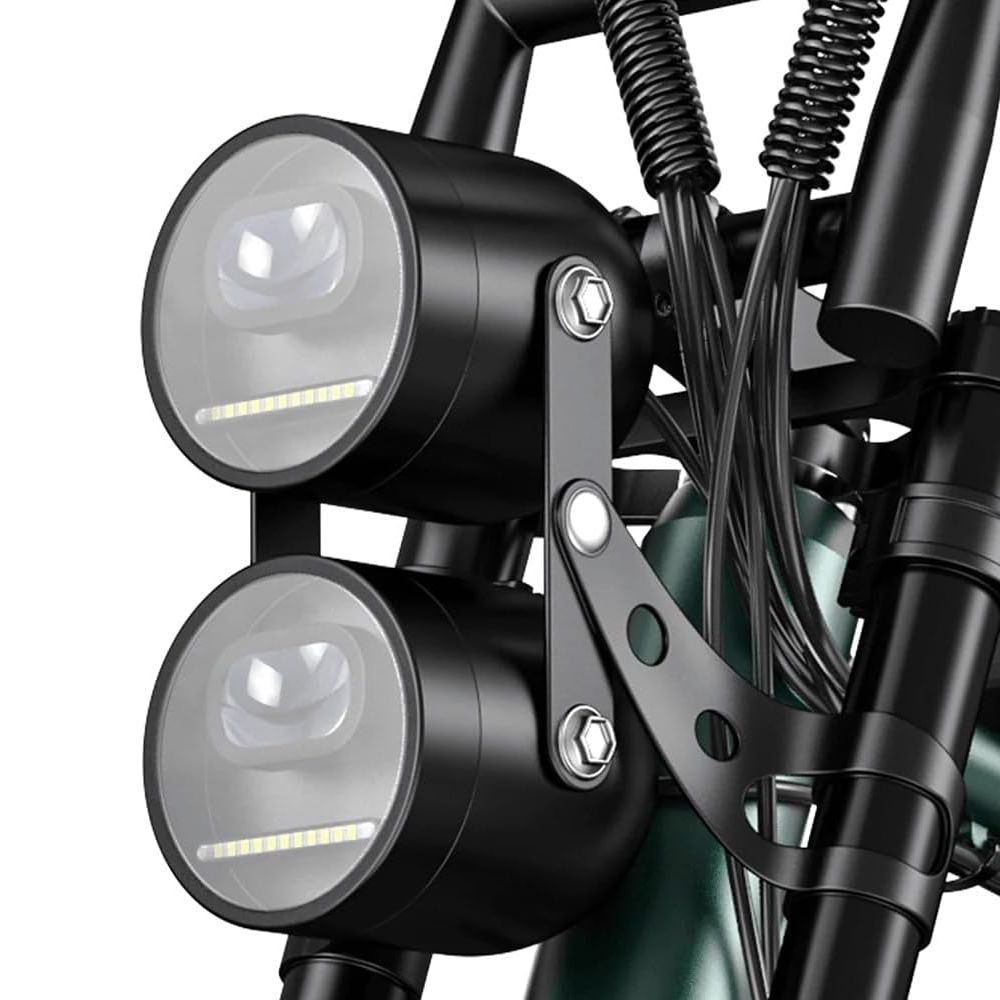 Gros plan des phares doubles du VTT électrique. Boîtier noir, lumières LED.
