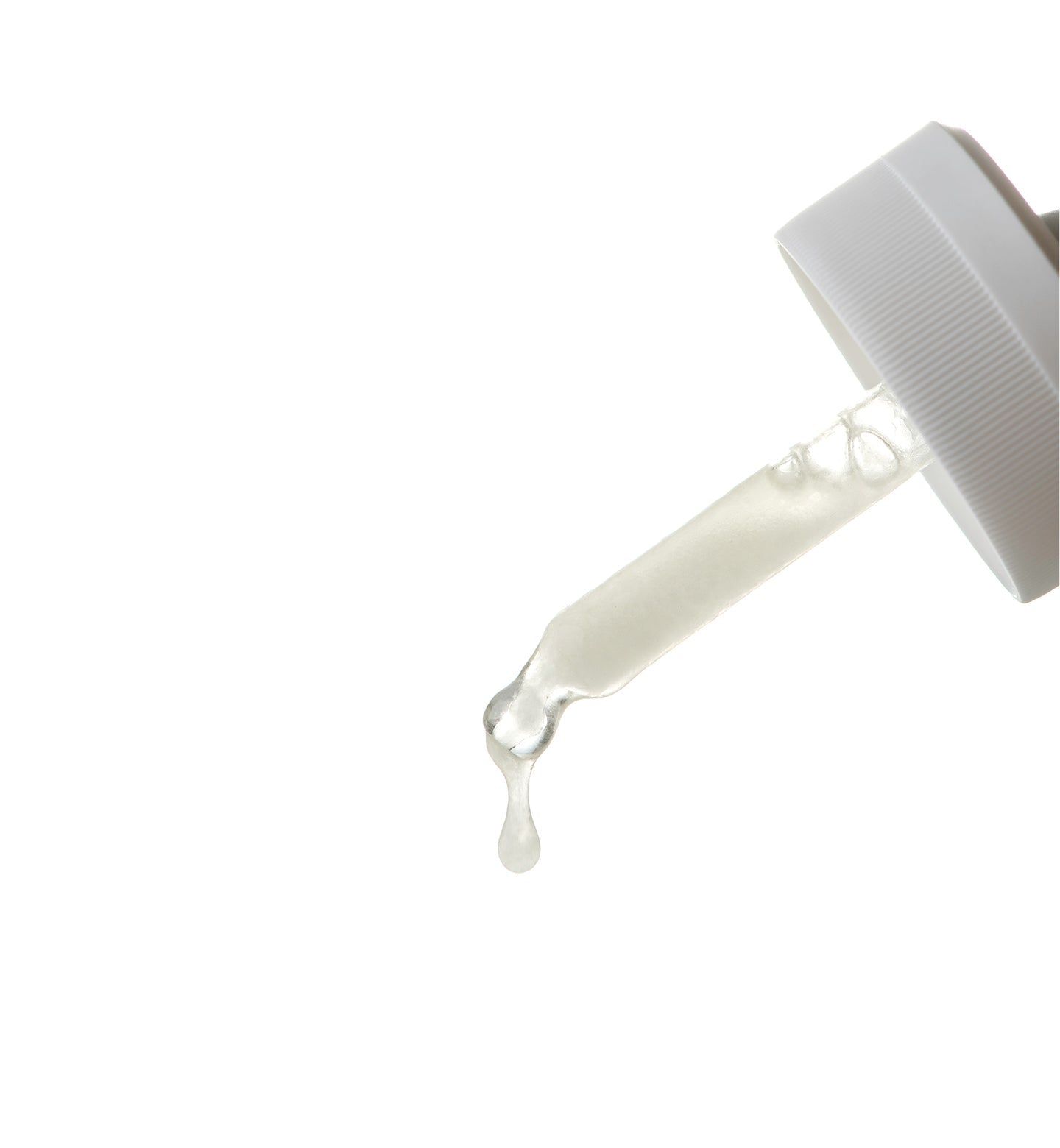 Pipette avec goutte de sérum. Liquide qui coule. Fond blanc.