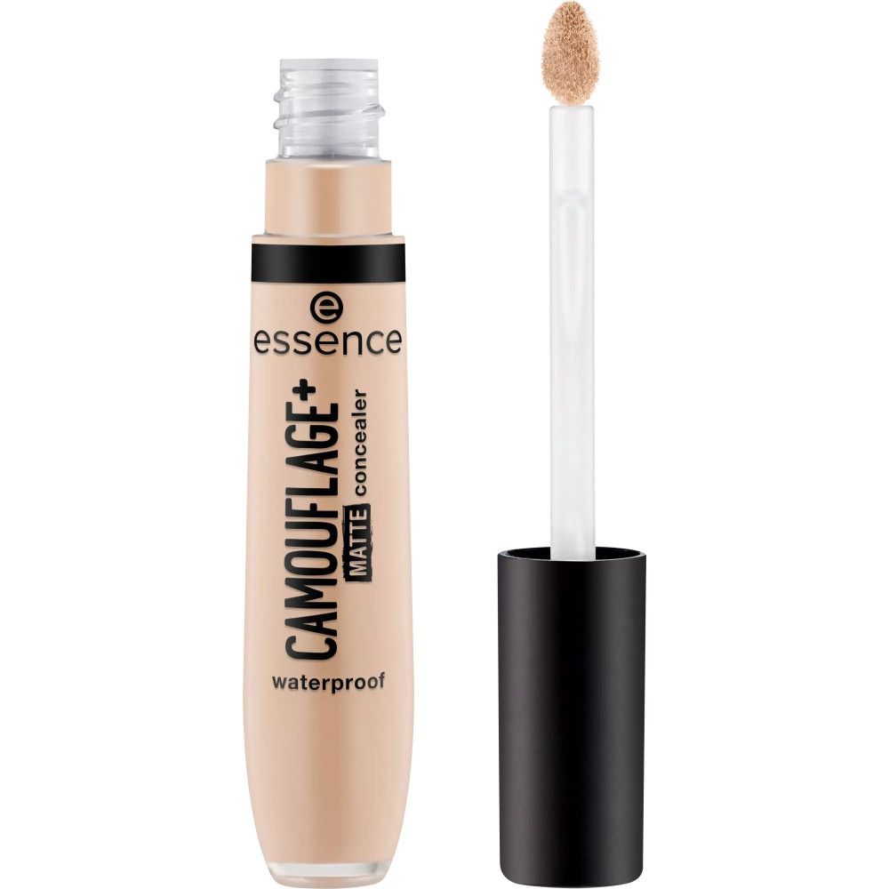 Tube de correcteur avec bouchon noir et applicateur. Inscription: CAMOUFLAGE+ matte concealer, waterproof. Marque: essence.