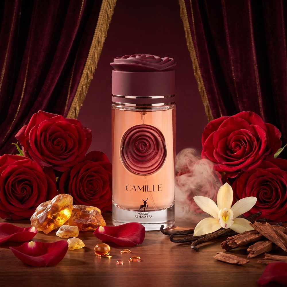 Flacon de parfum avec des roses rouges et des éléments de vanille.