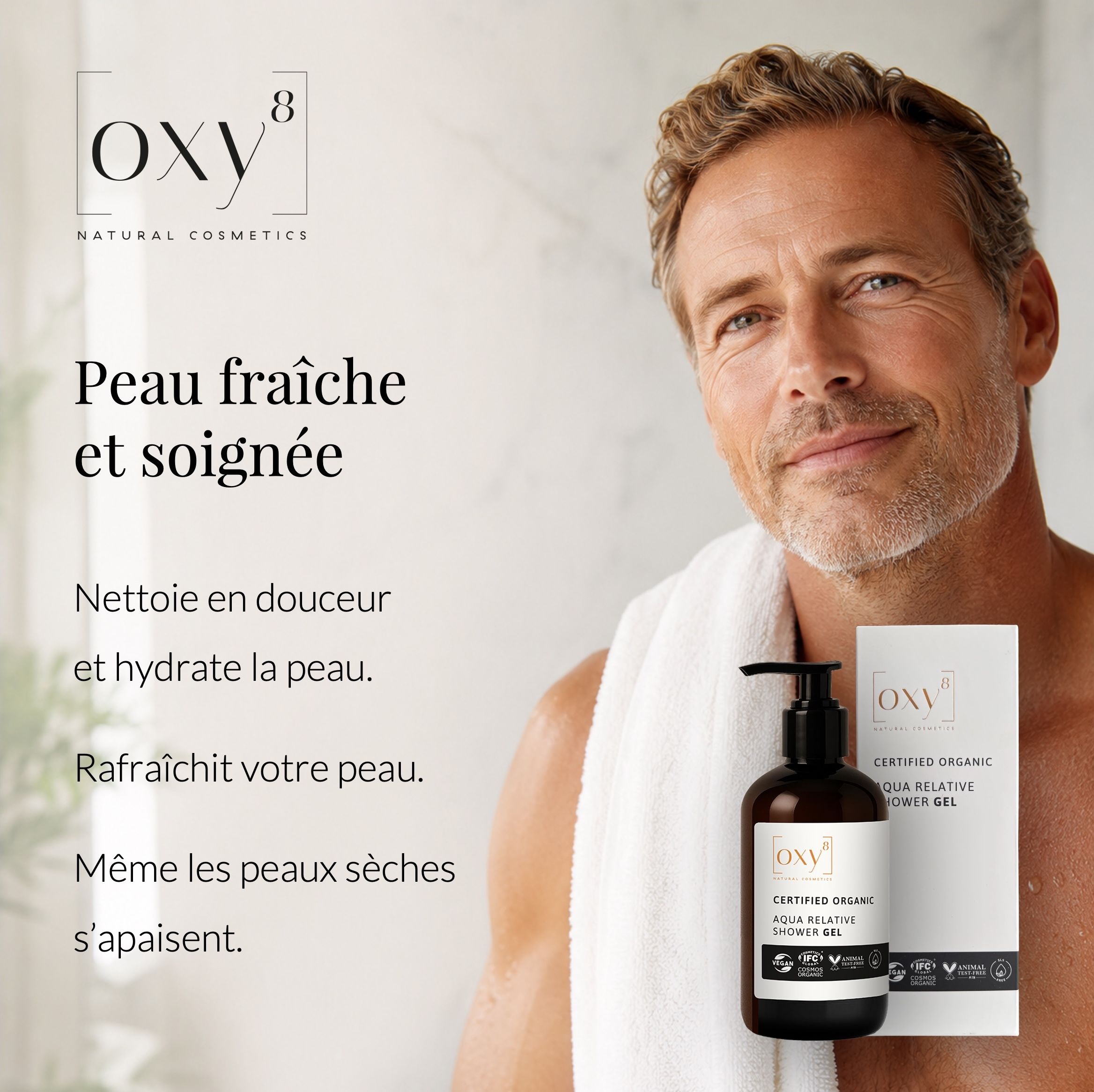 Couple avec flacon de shampooing et boîte.