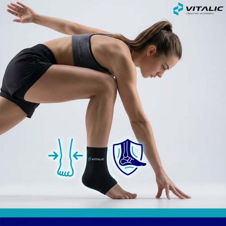 Zwarte enkelbrace. VITALIC-logo. Vrouw in sportkleding in beweging. Illustraties van enkel en bot.
