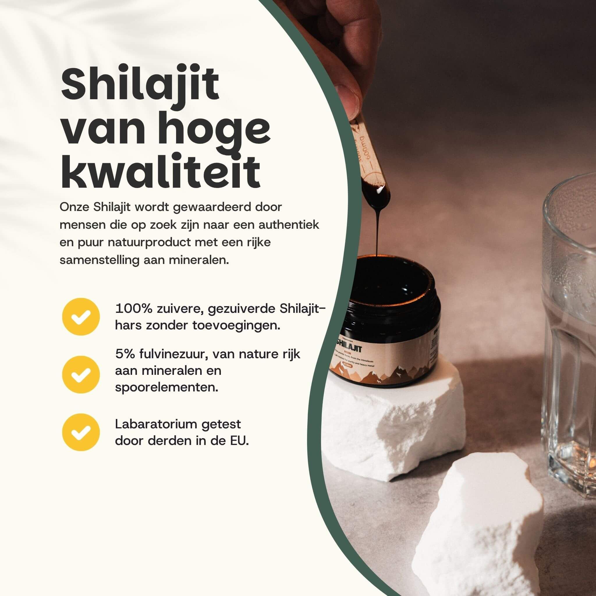 Potje Shilajit hars. Hand met houten spatel. Tekst: Shilajit van hoge kwaliteit. 100% puur.